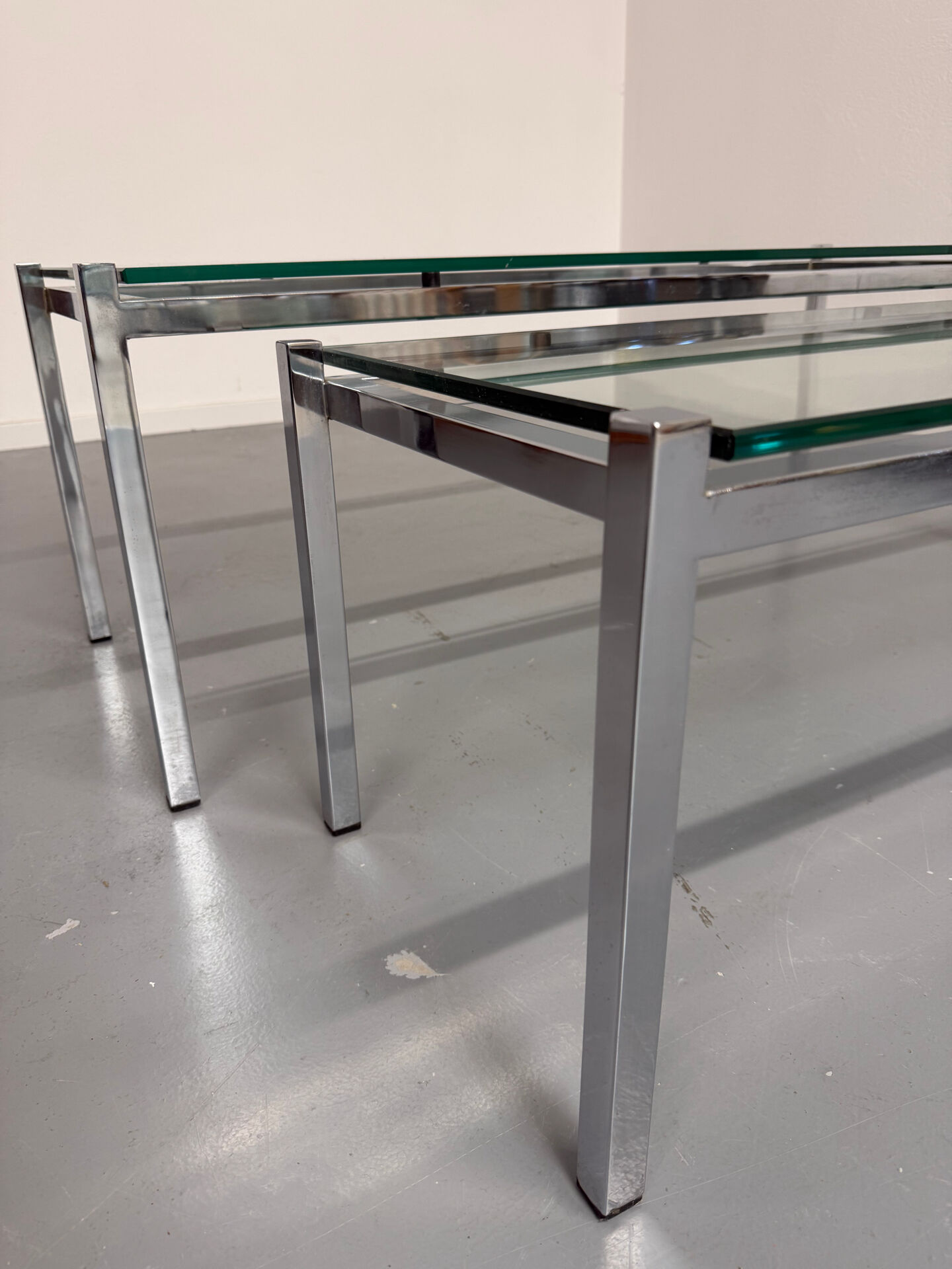2 large nesting coffee tables in chrome and glass, 1970s design.