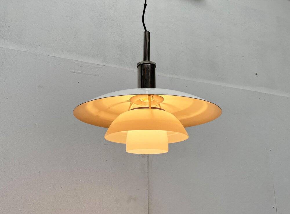 Lampe suspendue en métal et verre modèle danois milieu du siècle Ph 4 1/2 - 4 par Poul Henningsen pour Louis Poulsen, années 1980