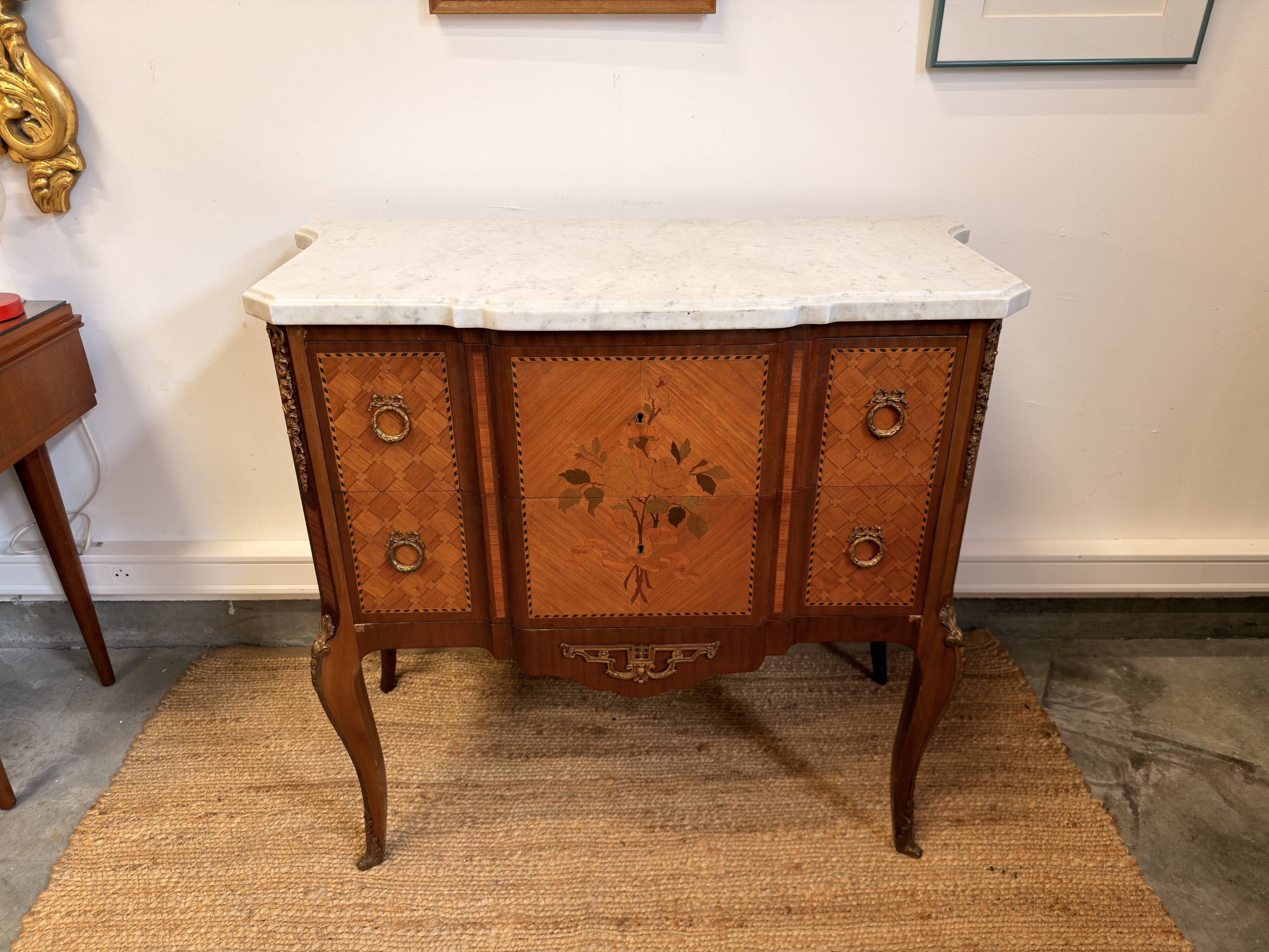 Commode Transition stamped by François Daidé, with a white marble top.