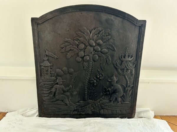 Plaque de cheminée ancienne en fonte – Chinoiserie XVIIIe