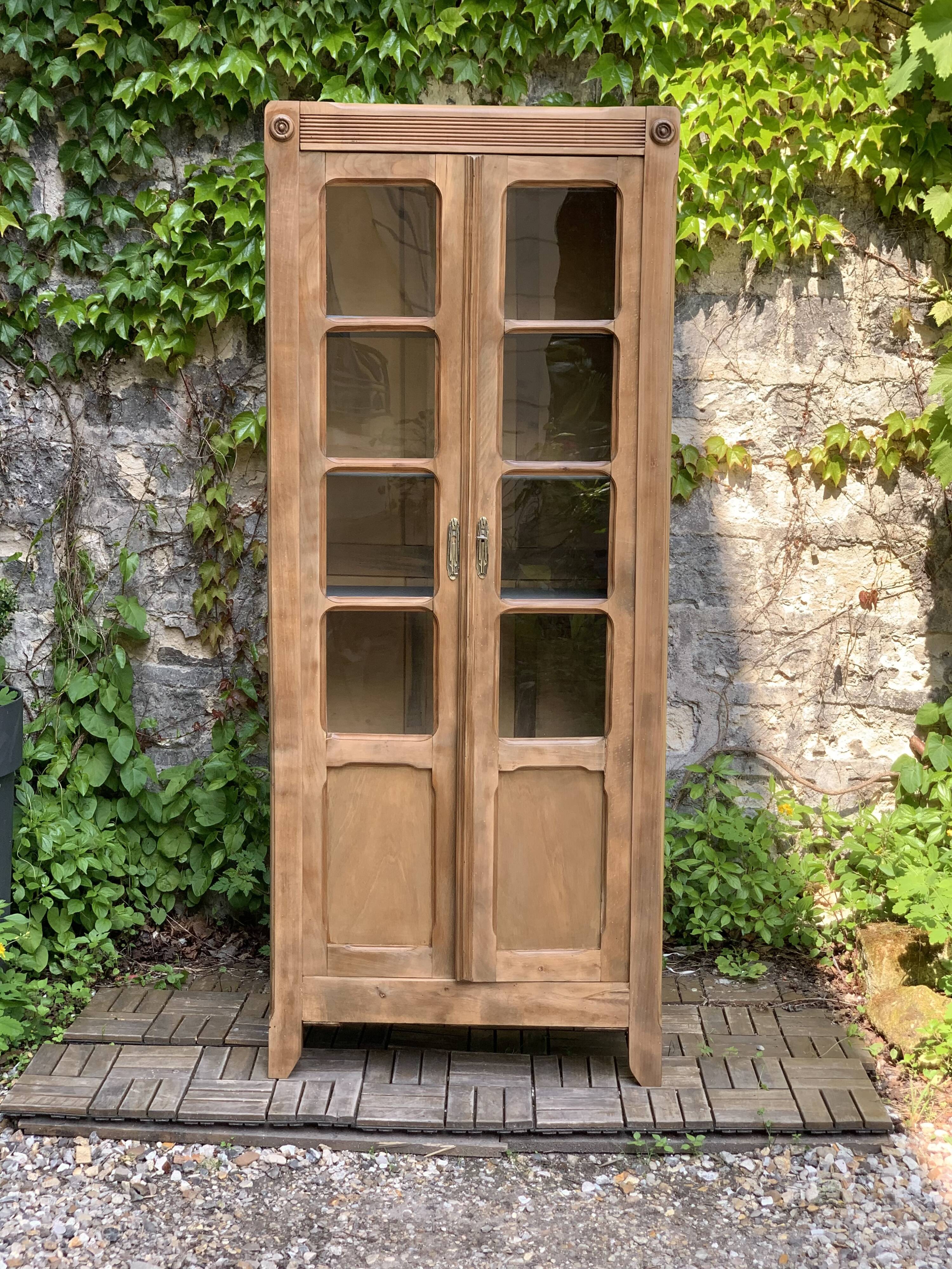 Armoire parisienne vitrée en bois brut, 1940