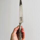Couteau en métal argenté