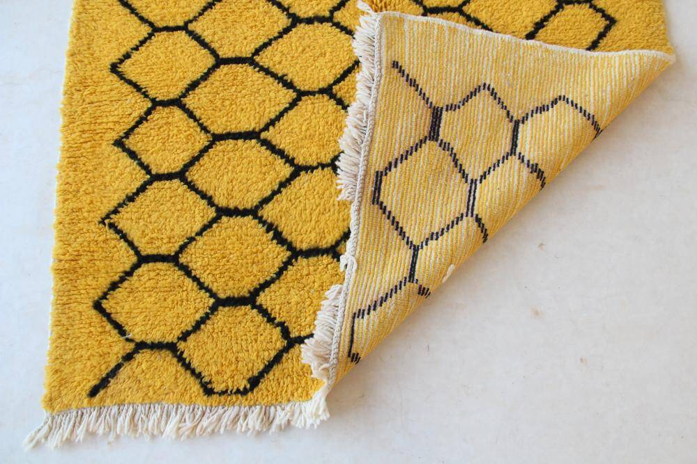 Yellow and Black Rug - 247 x 160 cm