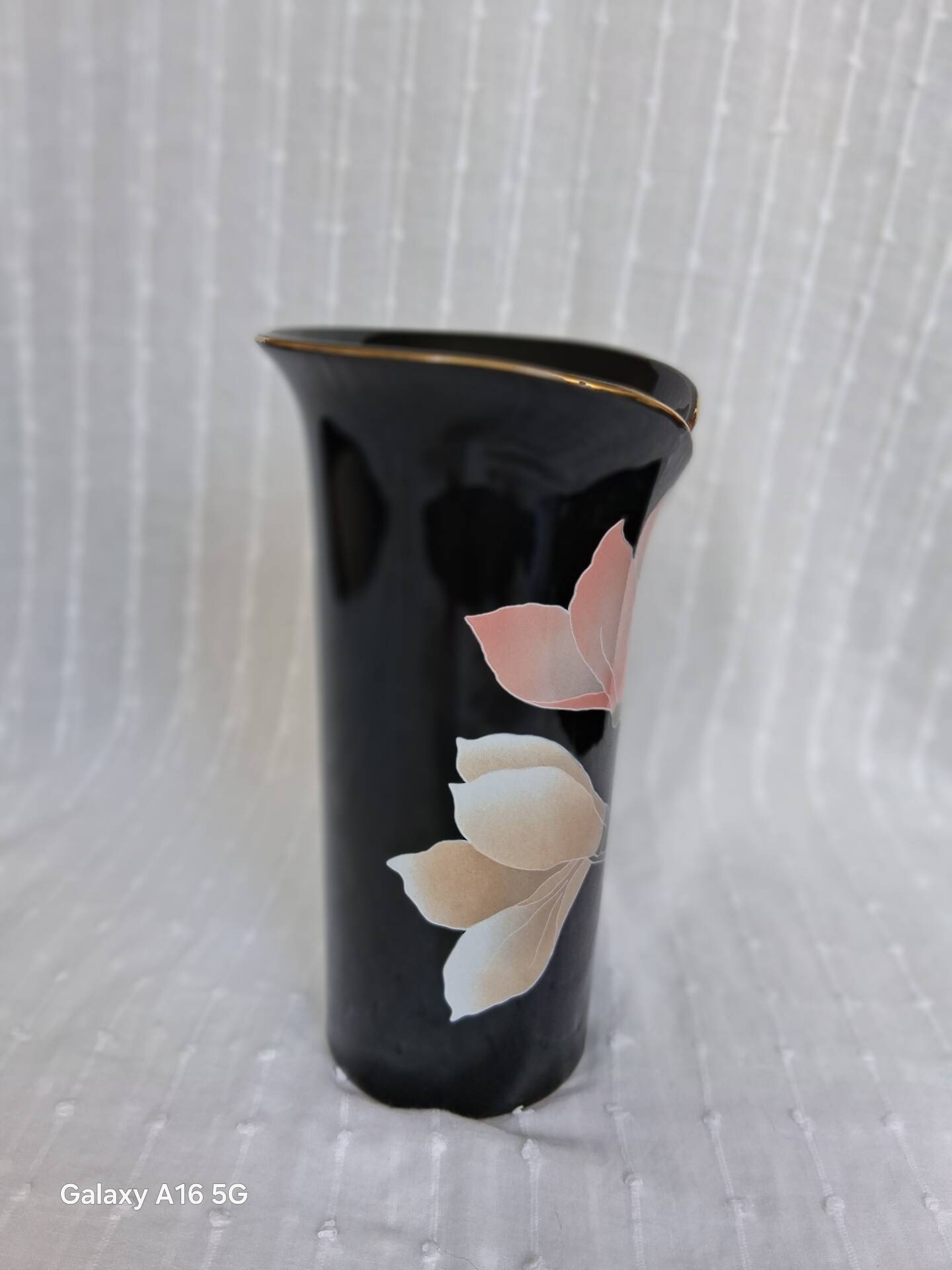 Superb vintage vase in glossy black glazed porcelain. Yamaji.
