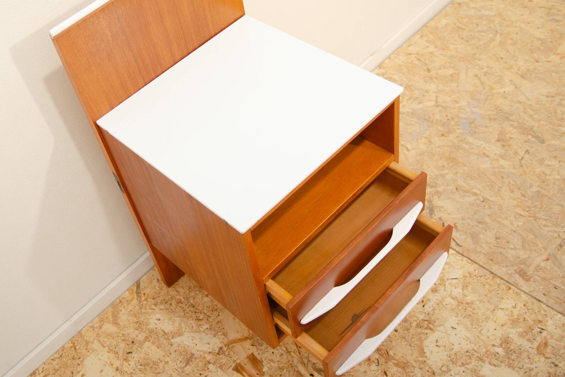 Table de nuit du milieu du siècle entièrement rénovée par Mojmír Požár, années 1960, Tchécoslovaquie