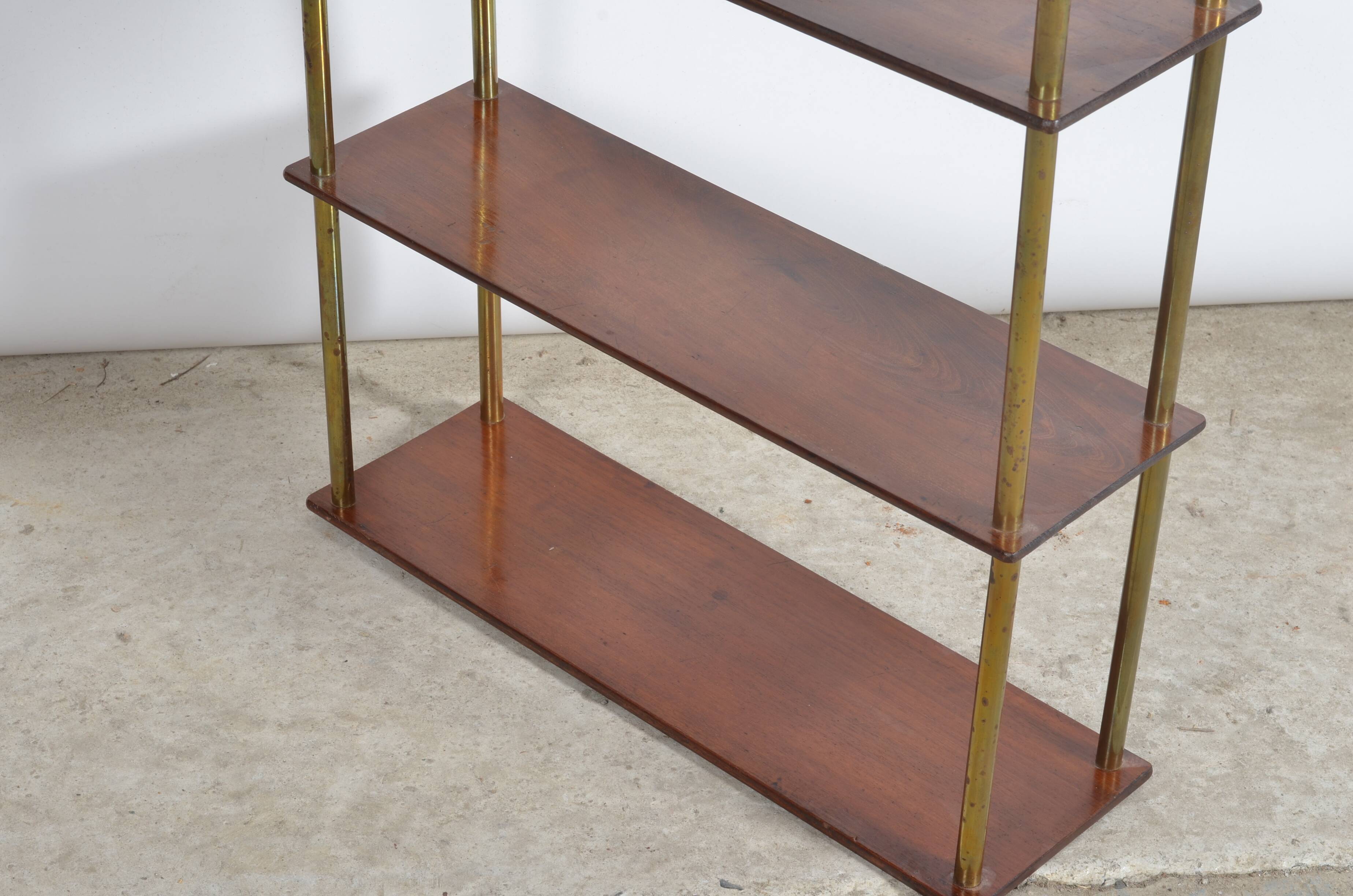 Etagère à poser en bois et laiton