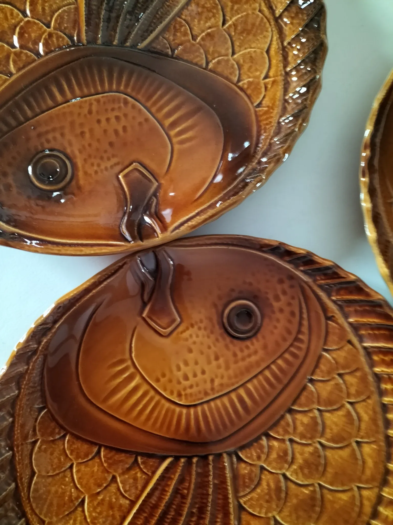 6 antique fish barbotine plates – Saint-Clément