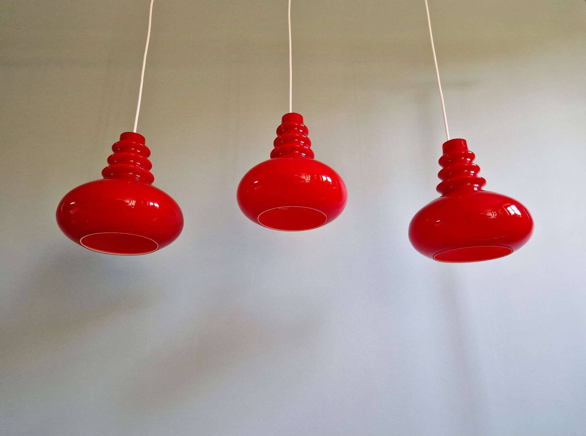 Trio de suspensions Space Age en opaline rouge, Peill & Putzler, 1970