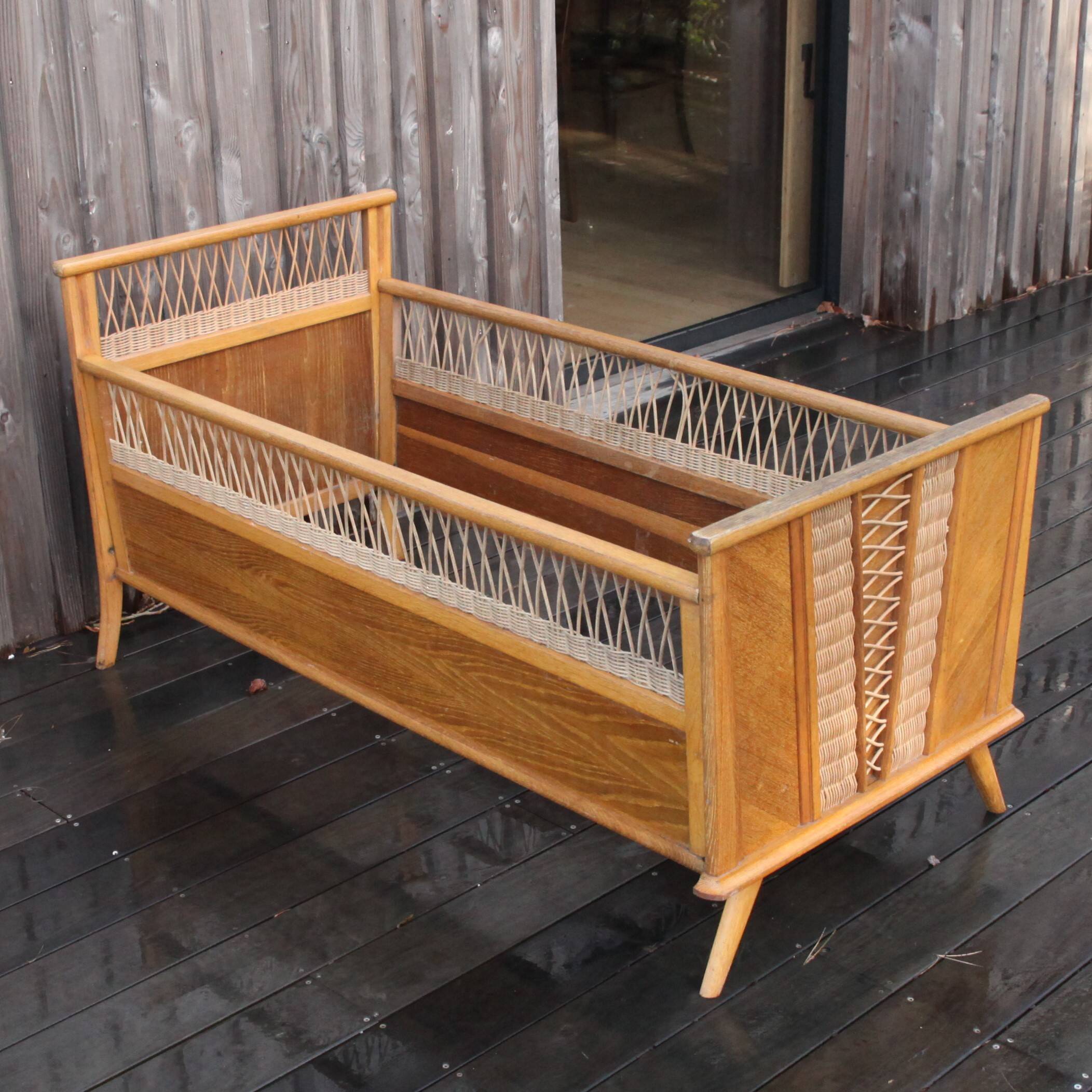 Children's bed in rattan and wood