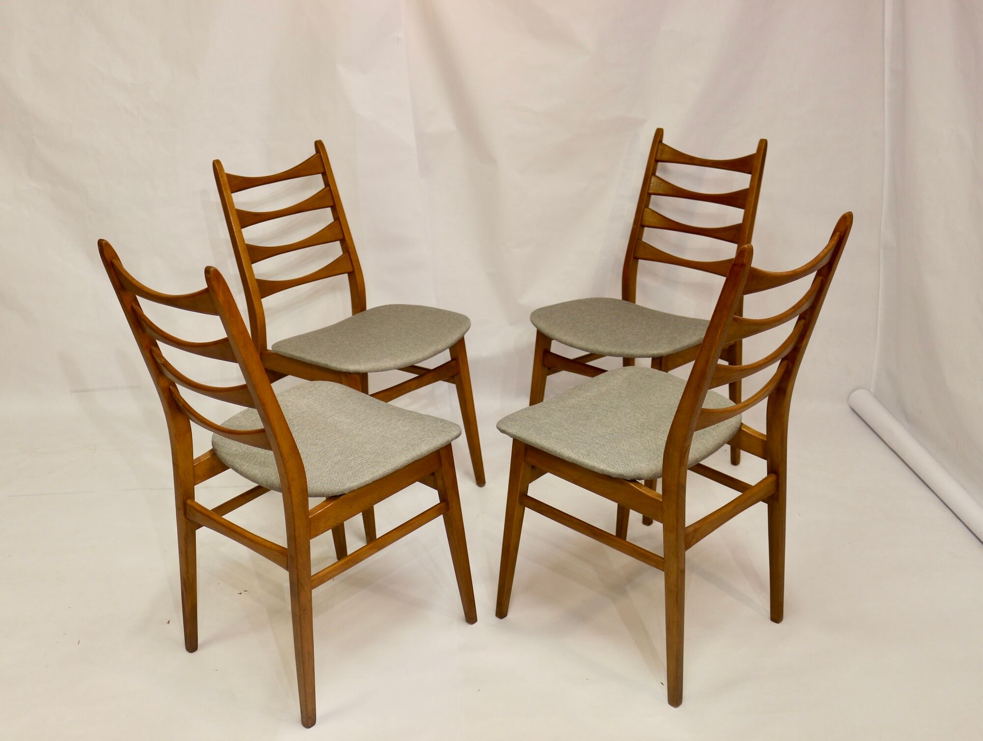 Set of 4 Scandinavian chairs year 50-60 restored anti-stain fabric gray cloud.