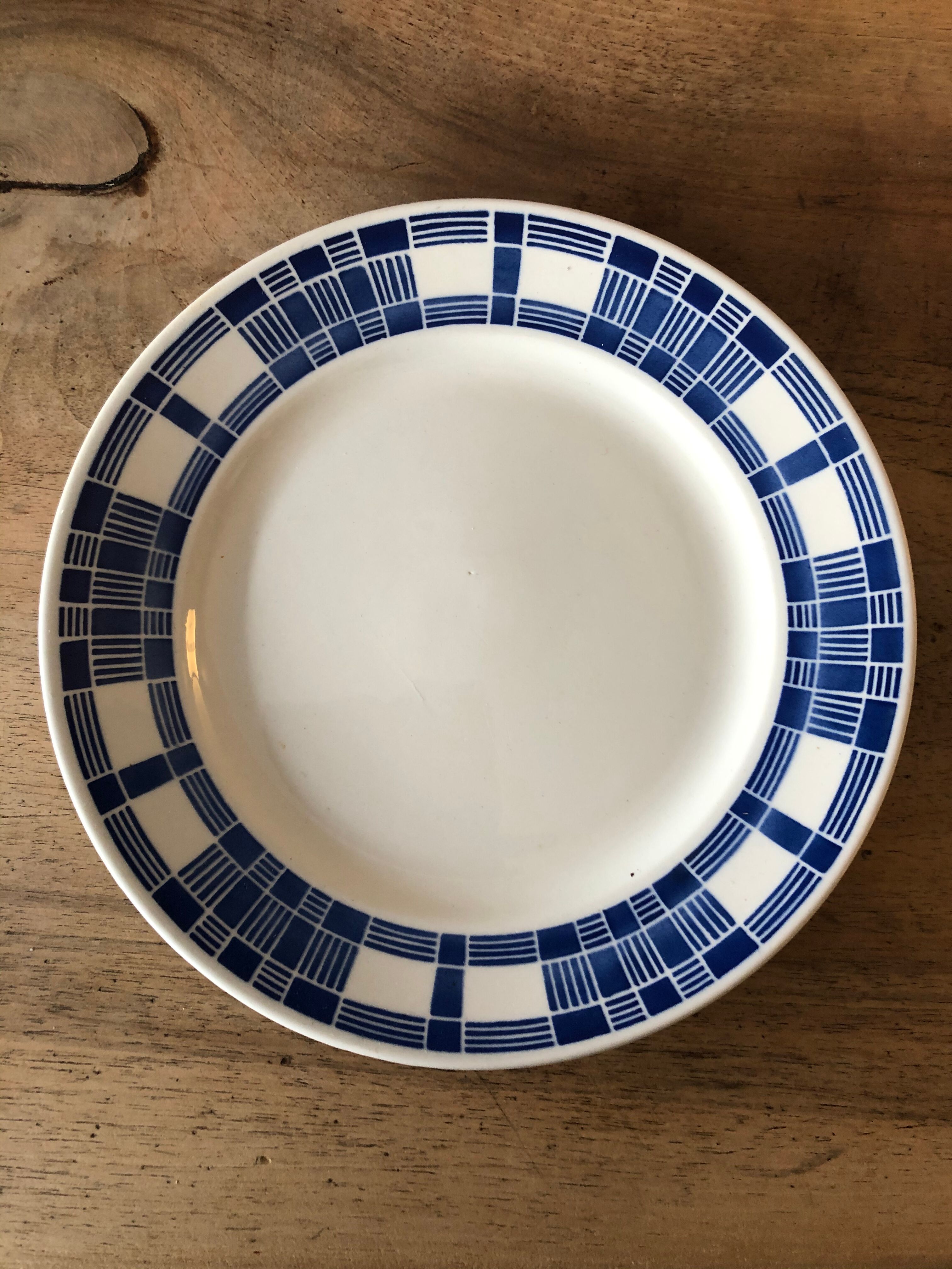 4 flat plates made of ancient earthenware