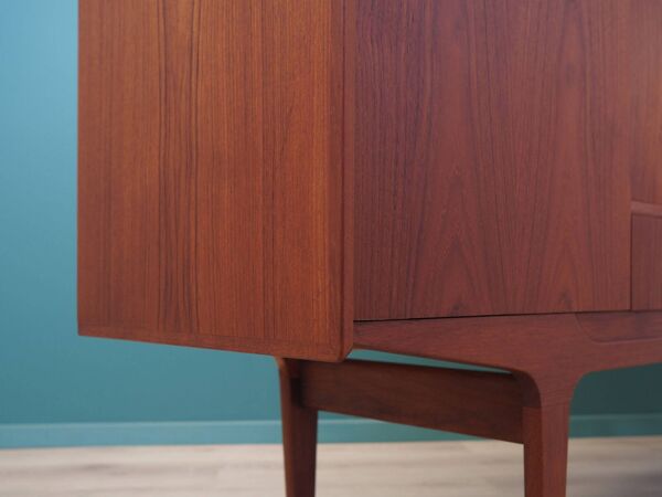 Buffet haut en teck, design danois, années 1960, production : Danemark