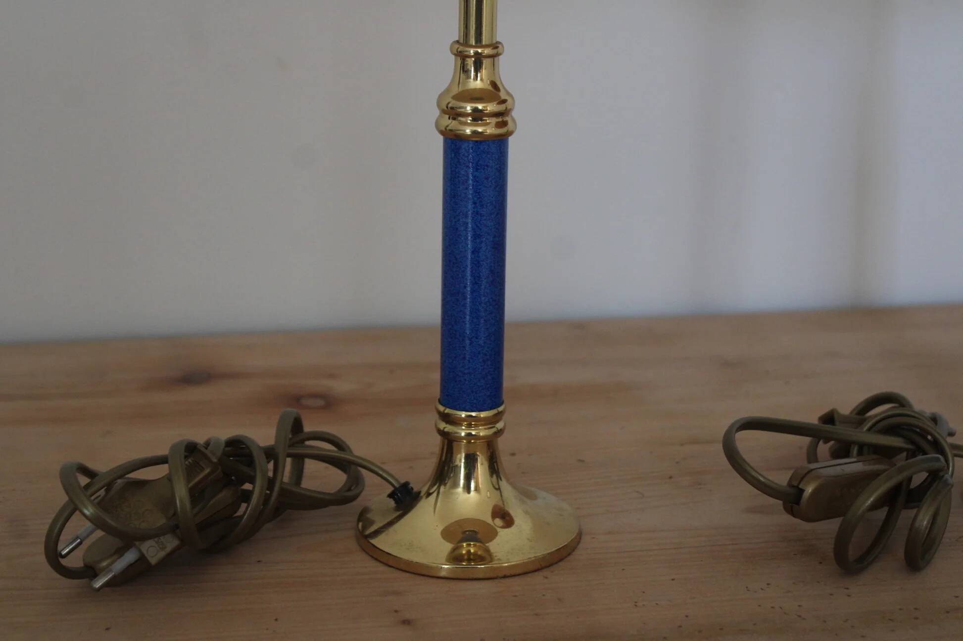 Pair of blue and gold bedside lamps with cream shades – H38 cm