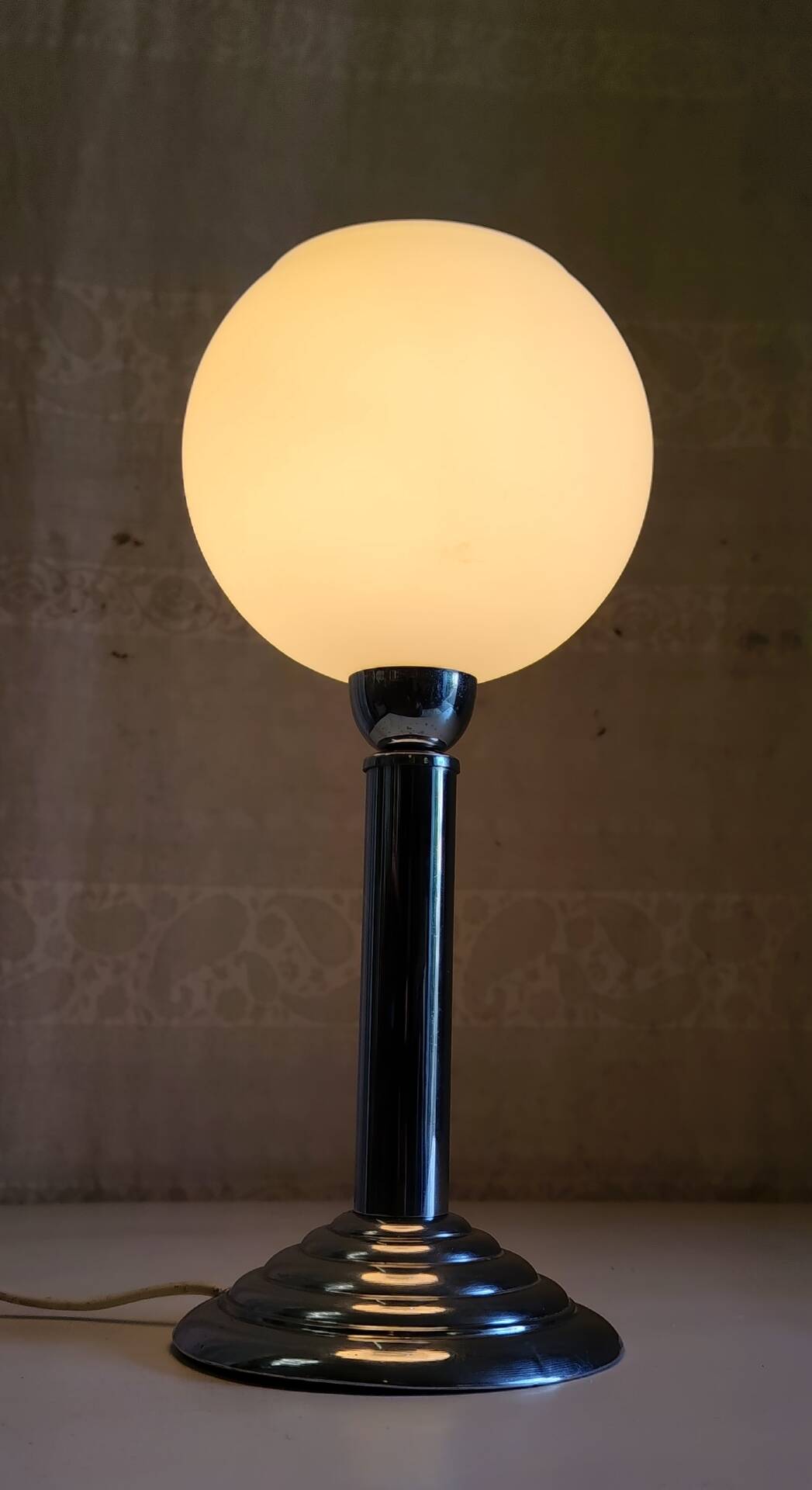 Bauhaus table lamp in metal and opaline globe - 1930s/40s