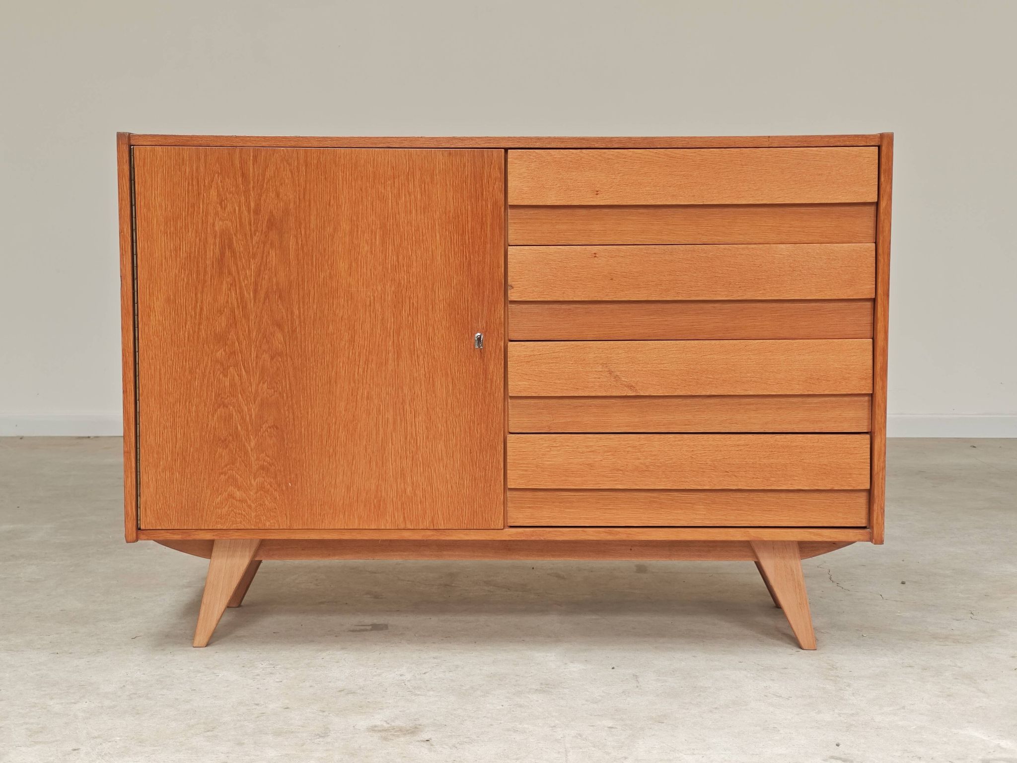 Buffet U 458 chêne clair Jiri Jiroutek pour Interier Praha 1960