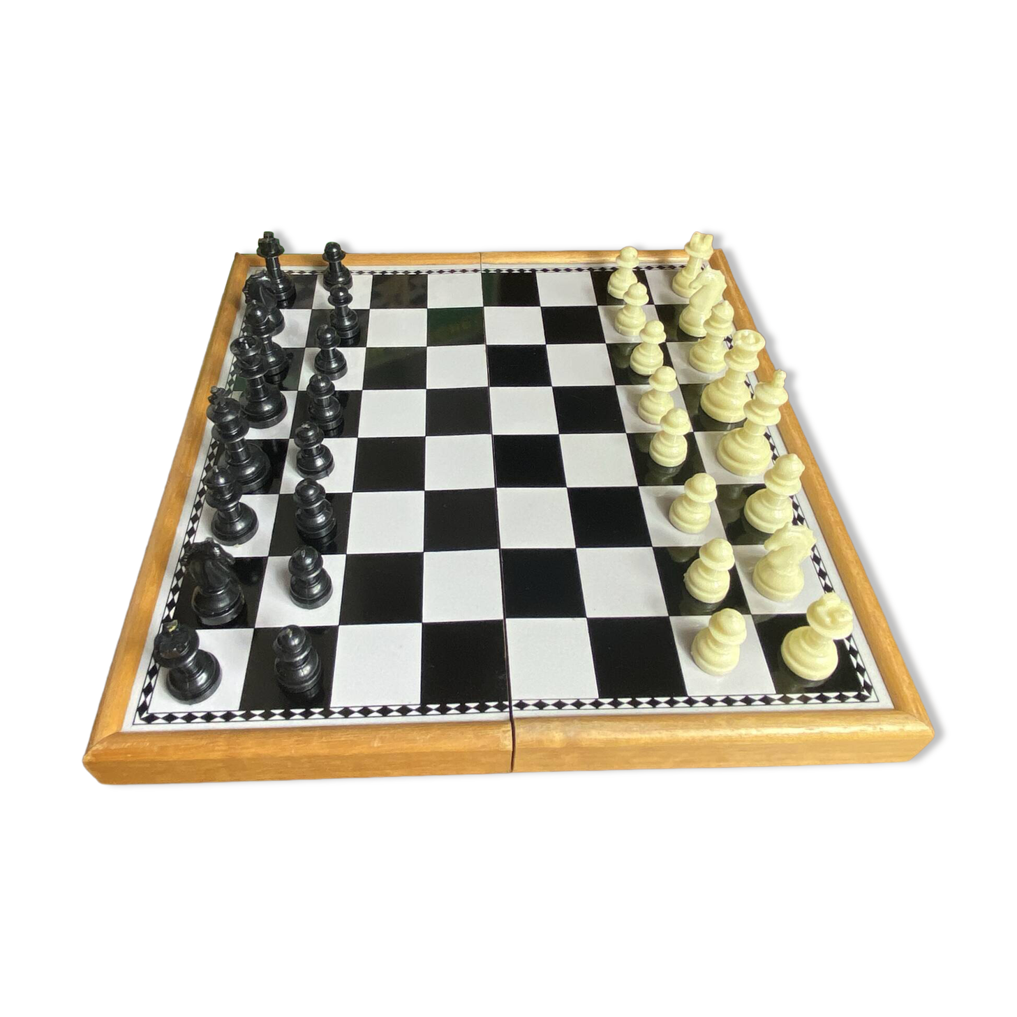 Magnetic and foldable chess set