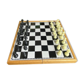Magnetic and foldable chess set