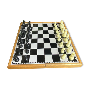 Magnetic and foldable chess set
