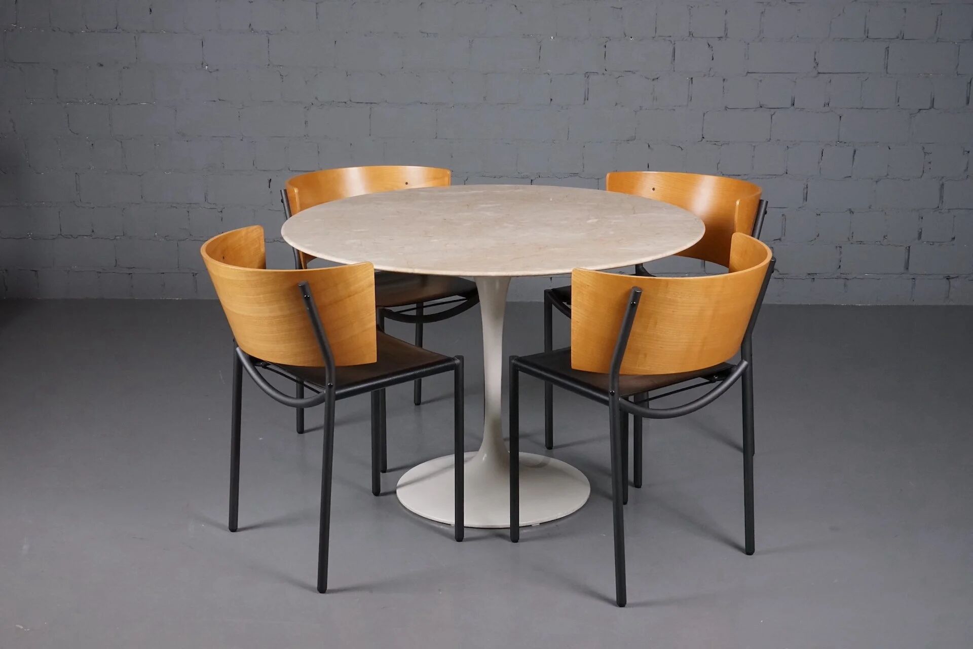 Tulip dining table with Botticino marble by Eero Saarinen for Knoll International