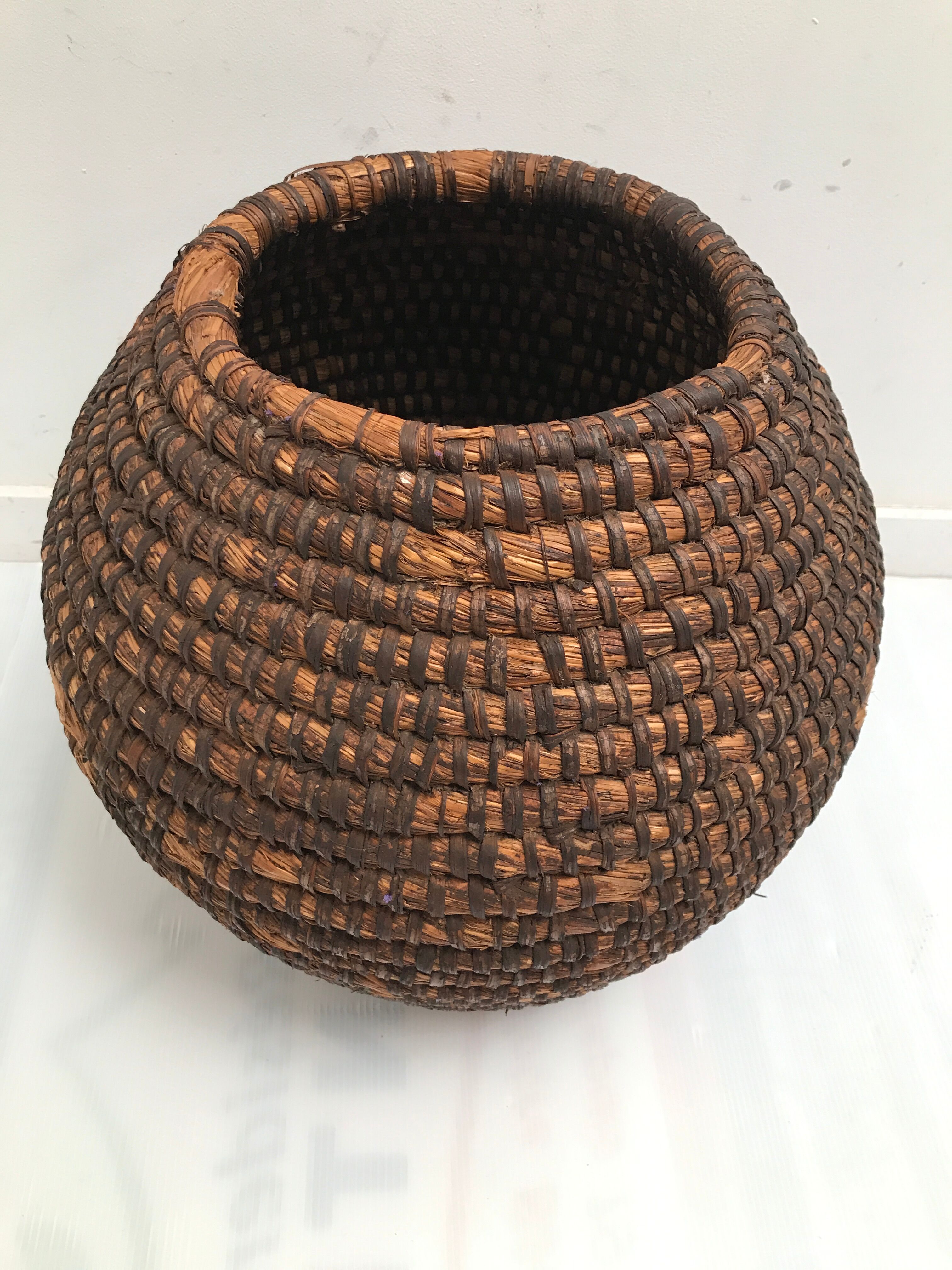 Round straw basket 50s-60s