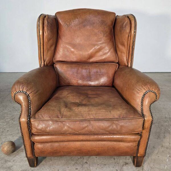 paire de larges fauteuils club à oreilles en cuir havane