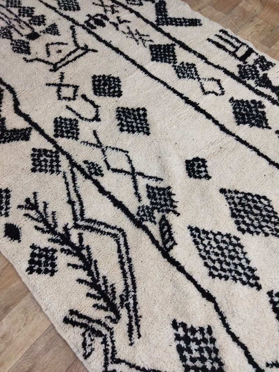 Handmade moroccan berber carpet 305 x 195 cm