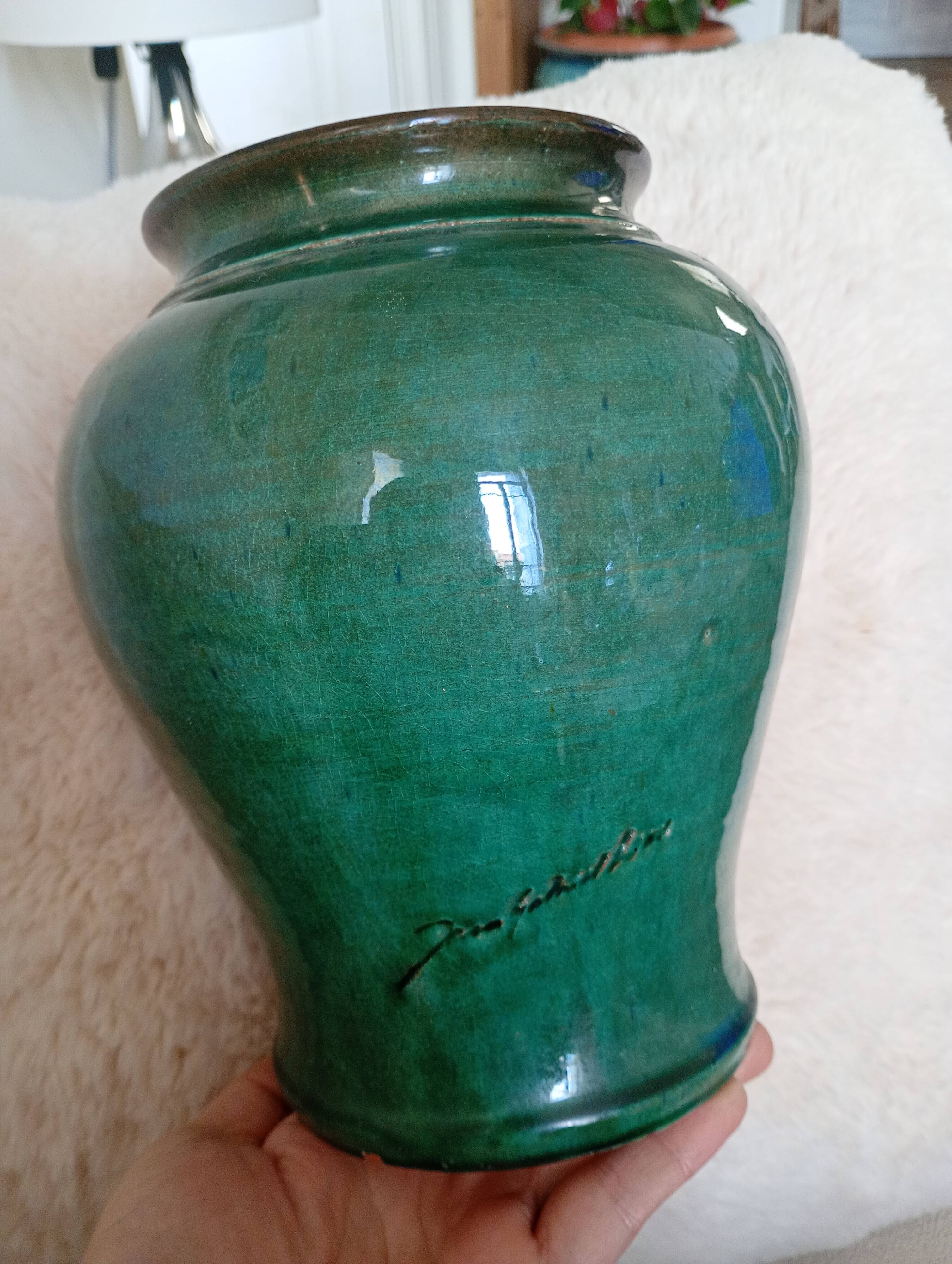 Vase en terre émaillée verte