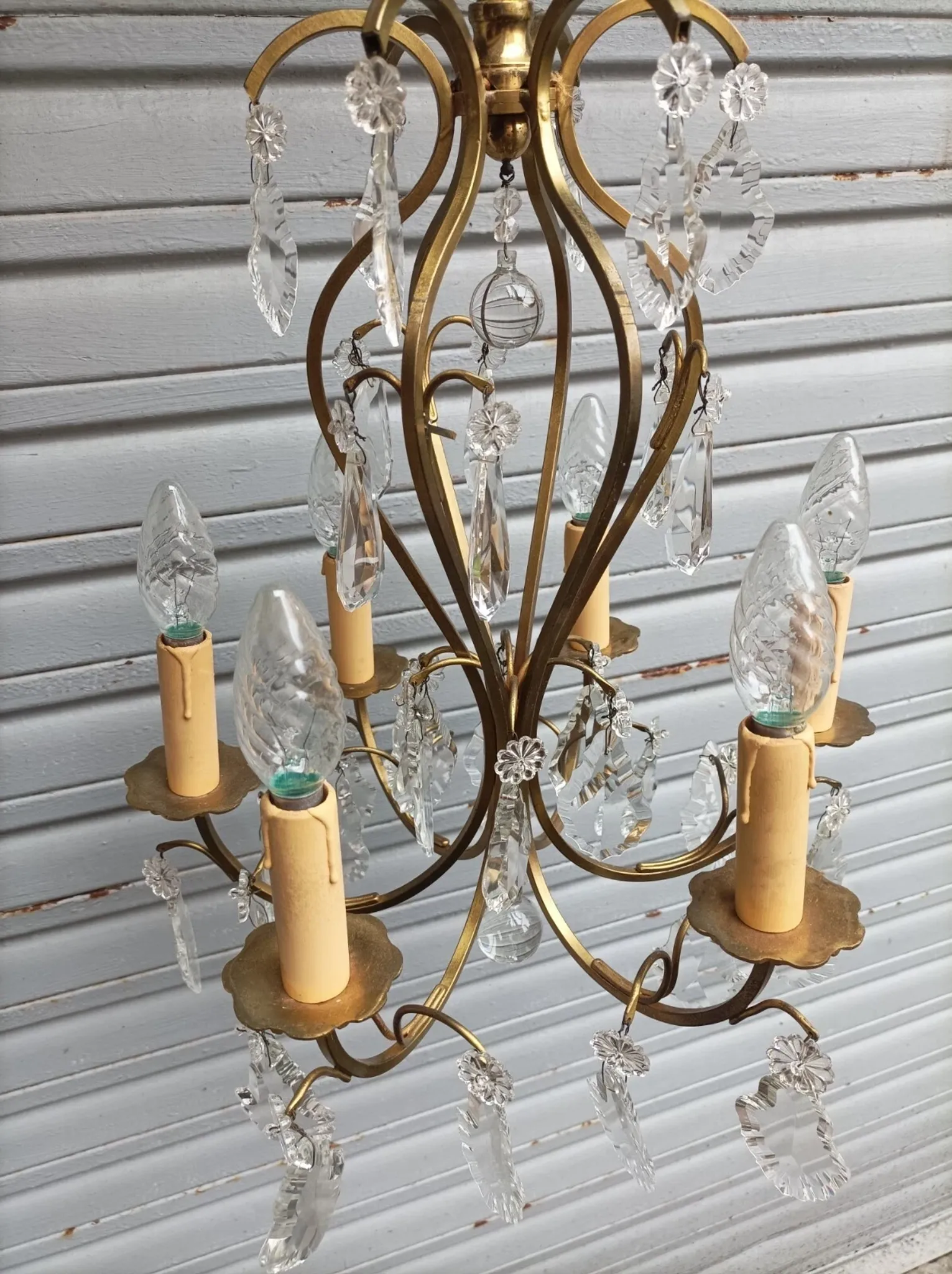 Remarkable cage chandelier with 6 lights and complete crystal pendants in working condition.