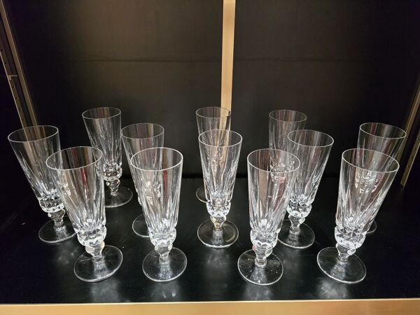12 flûtes à champagne Saint-Louis modèle Guernesey en cristal taillé