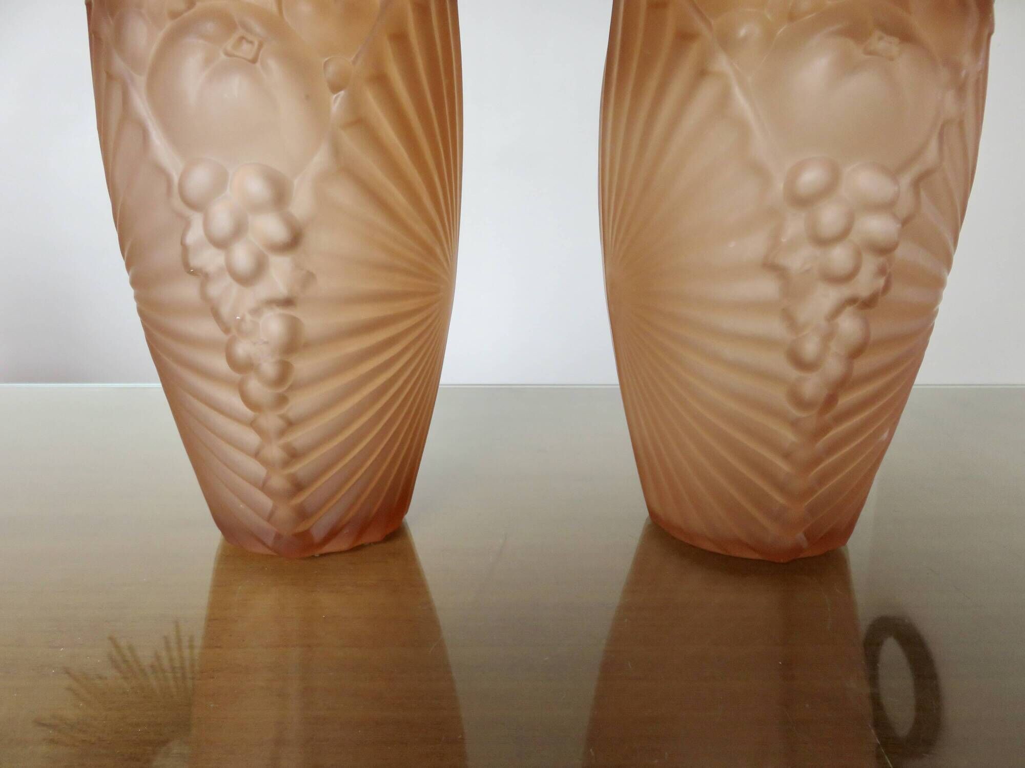 Pair of Art Deco vases in moulded pink glass, signed Souchon Neuvesel, 1940.