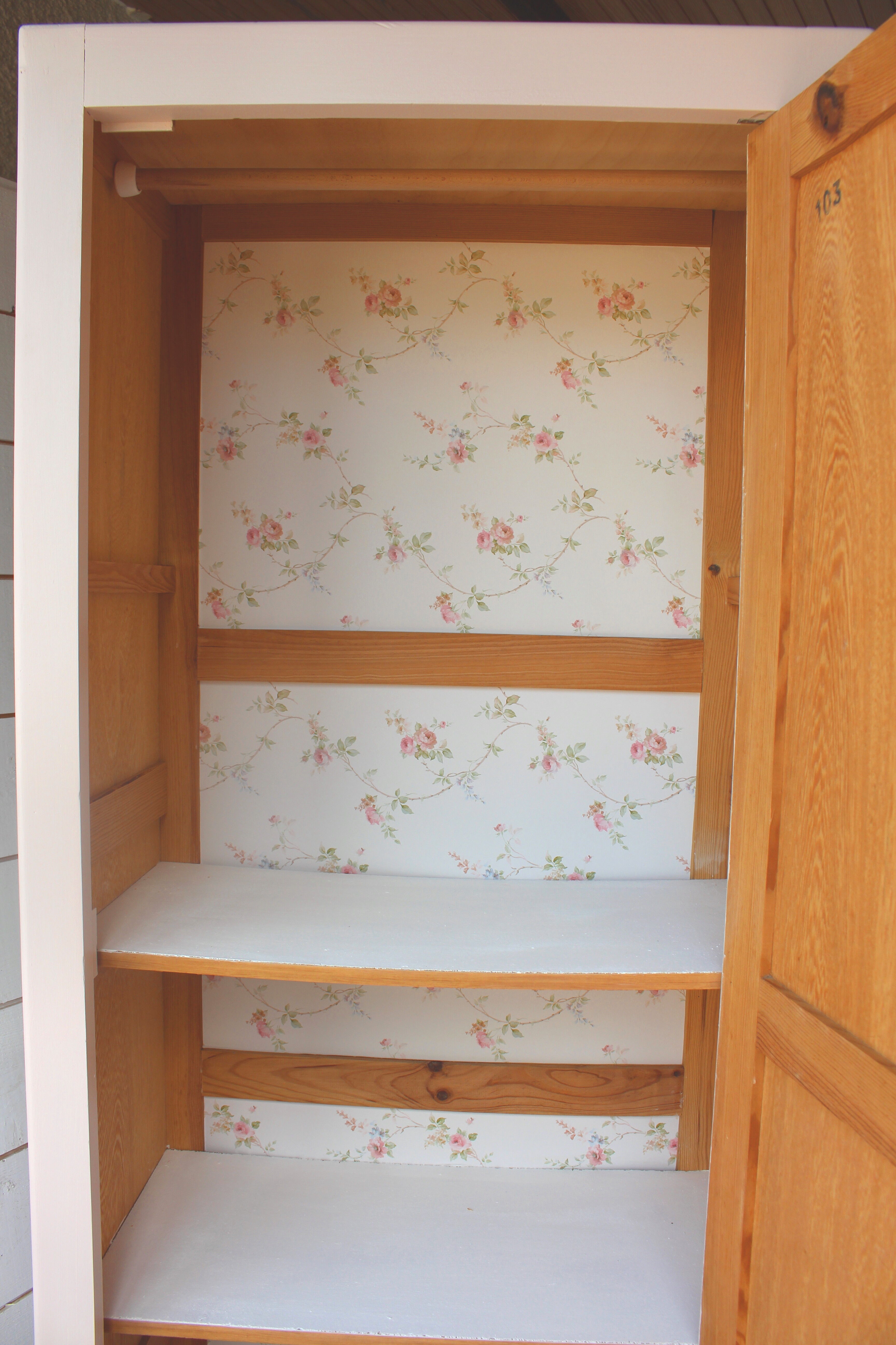 Armoire années 50 rose poudré