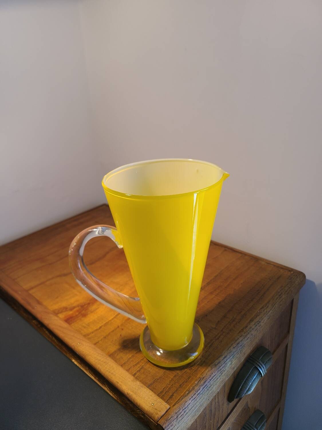 Pichet, vase artisanal en verre jaune