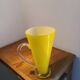 Pichet, vase artisanal en verre jaune