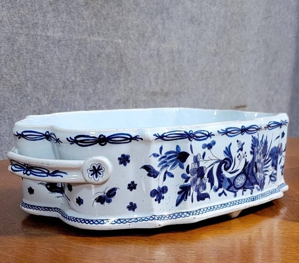 Important ceramic planter with monochrome blue decoration.