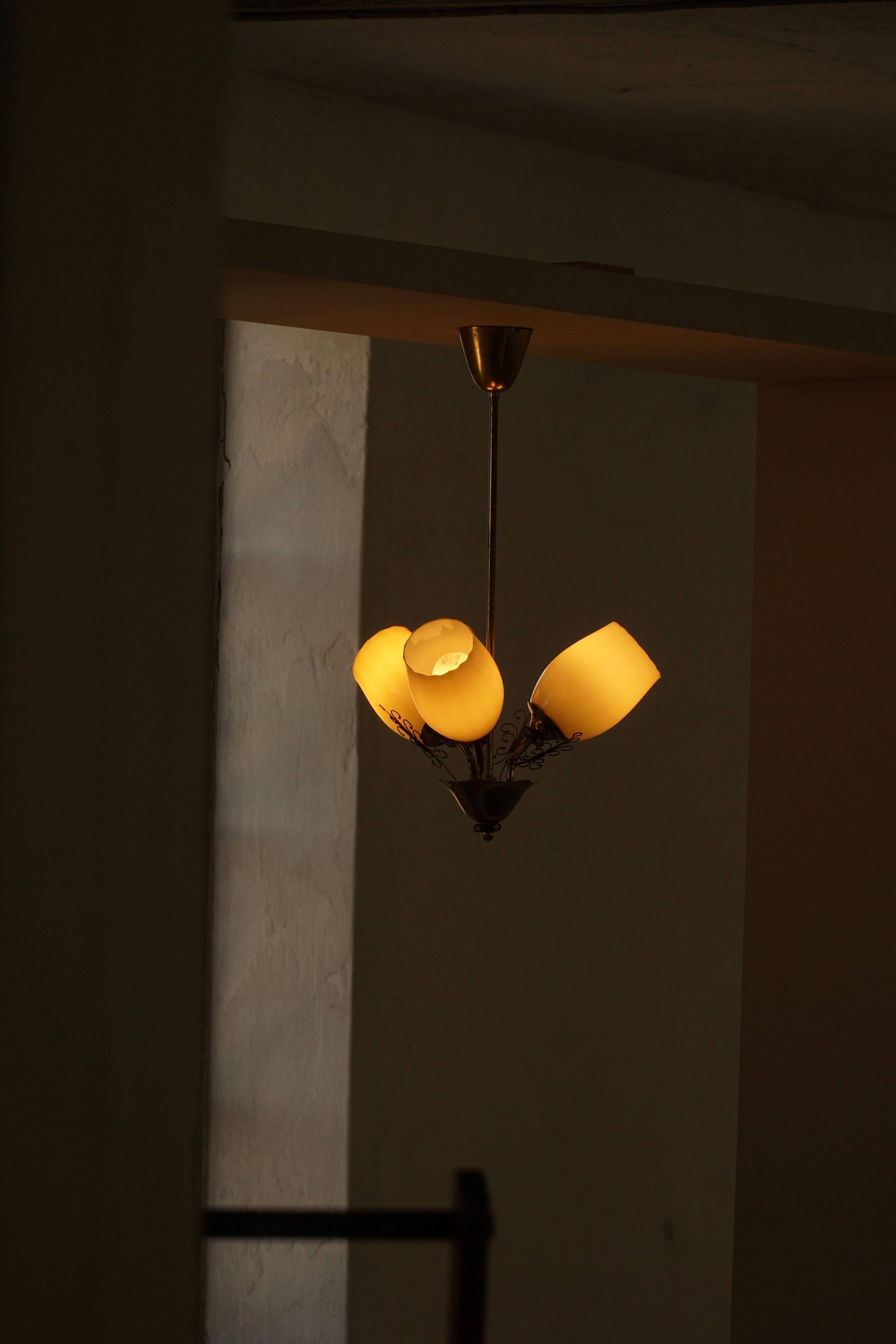 Paavo Tynell for Idman OY, 3-arm chandelier in brass and glass, mid-century, 1940s.