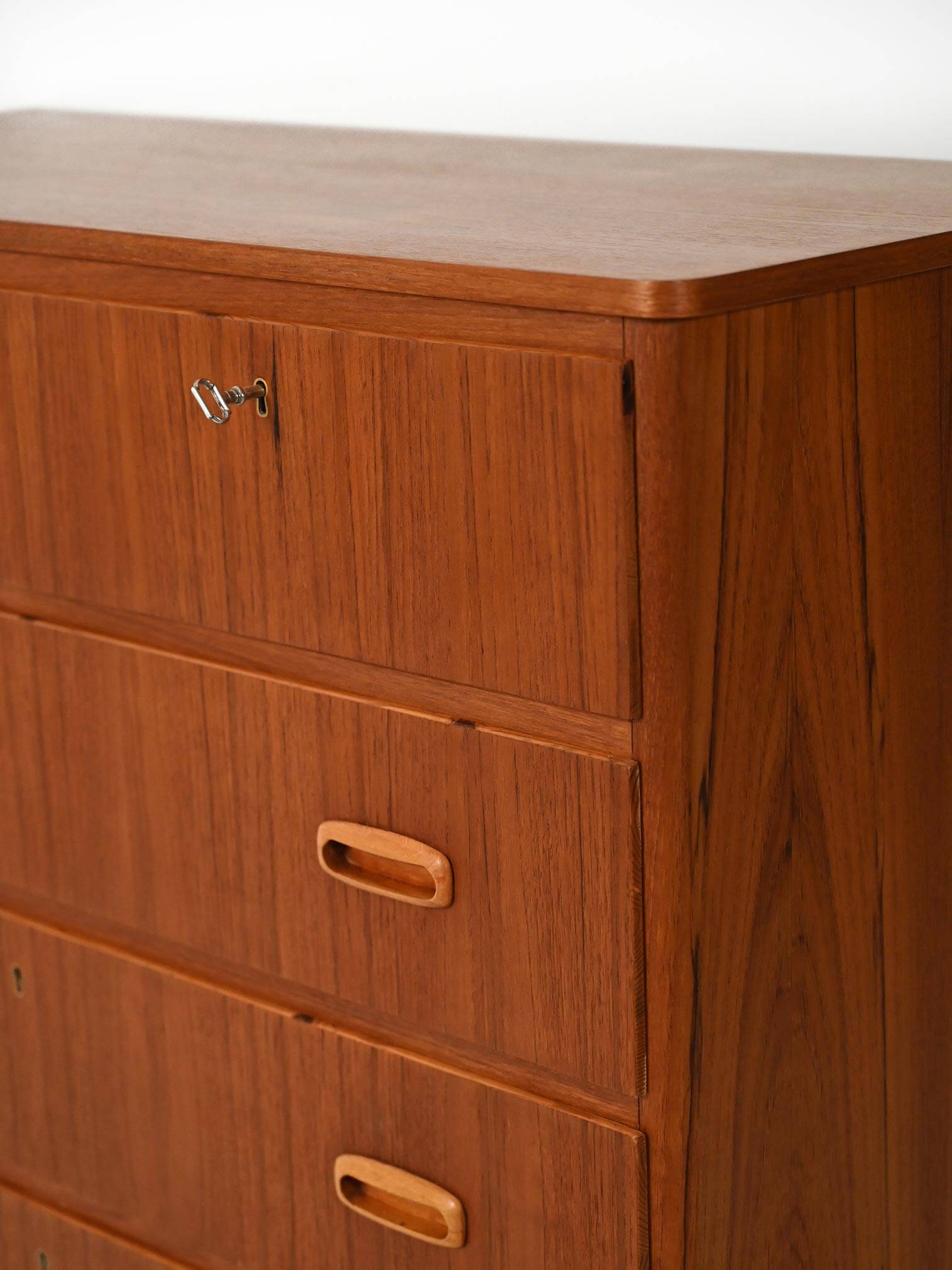 Scandinavian chest with double upper drawer