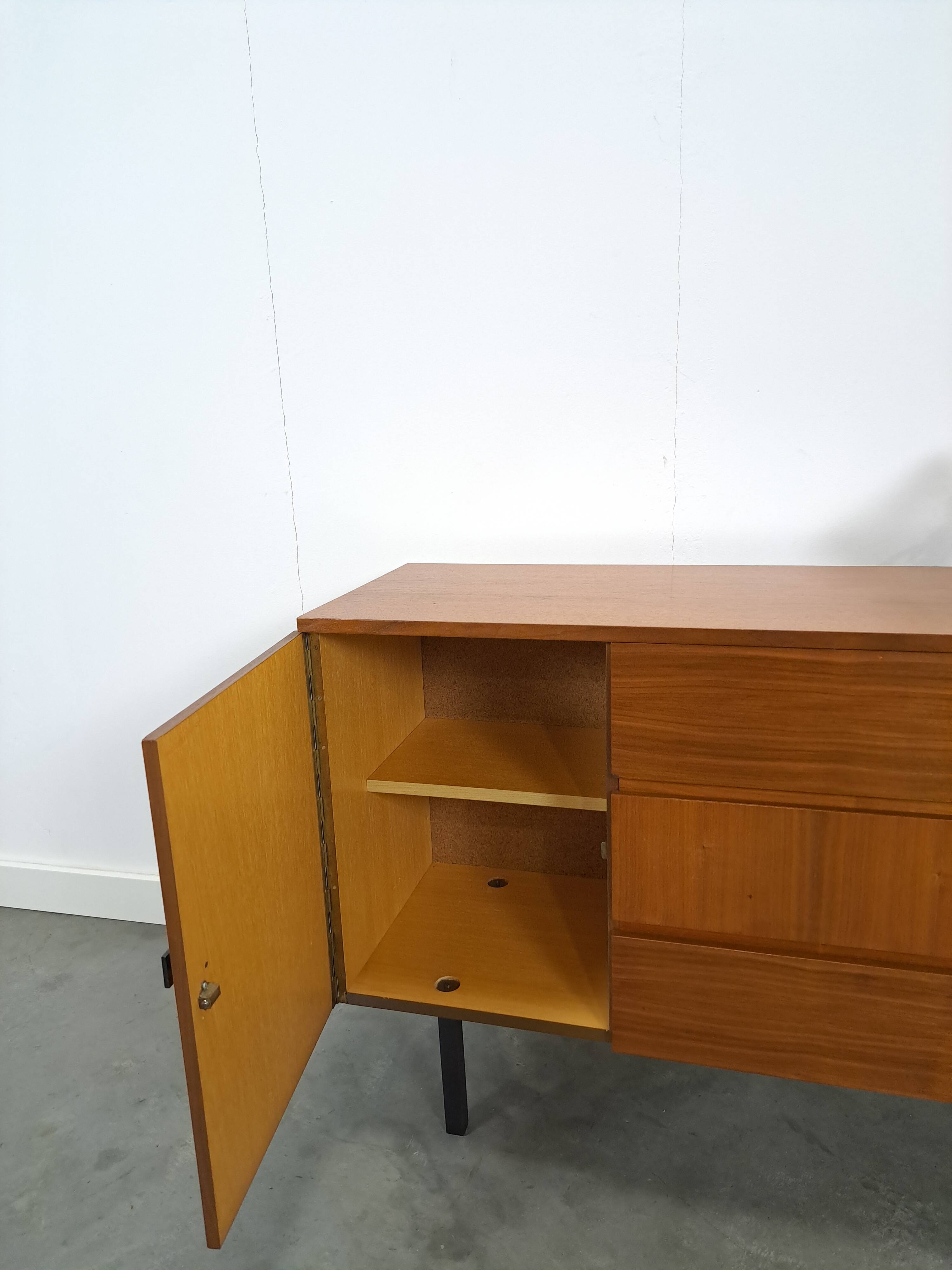 Armoire avec espace de rangement et poignées noires, buffet vintage