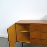 Armoire avec espace de rangement et poignées noires, buffet vintage