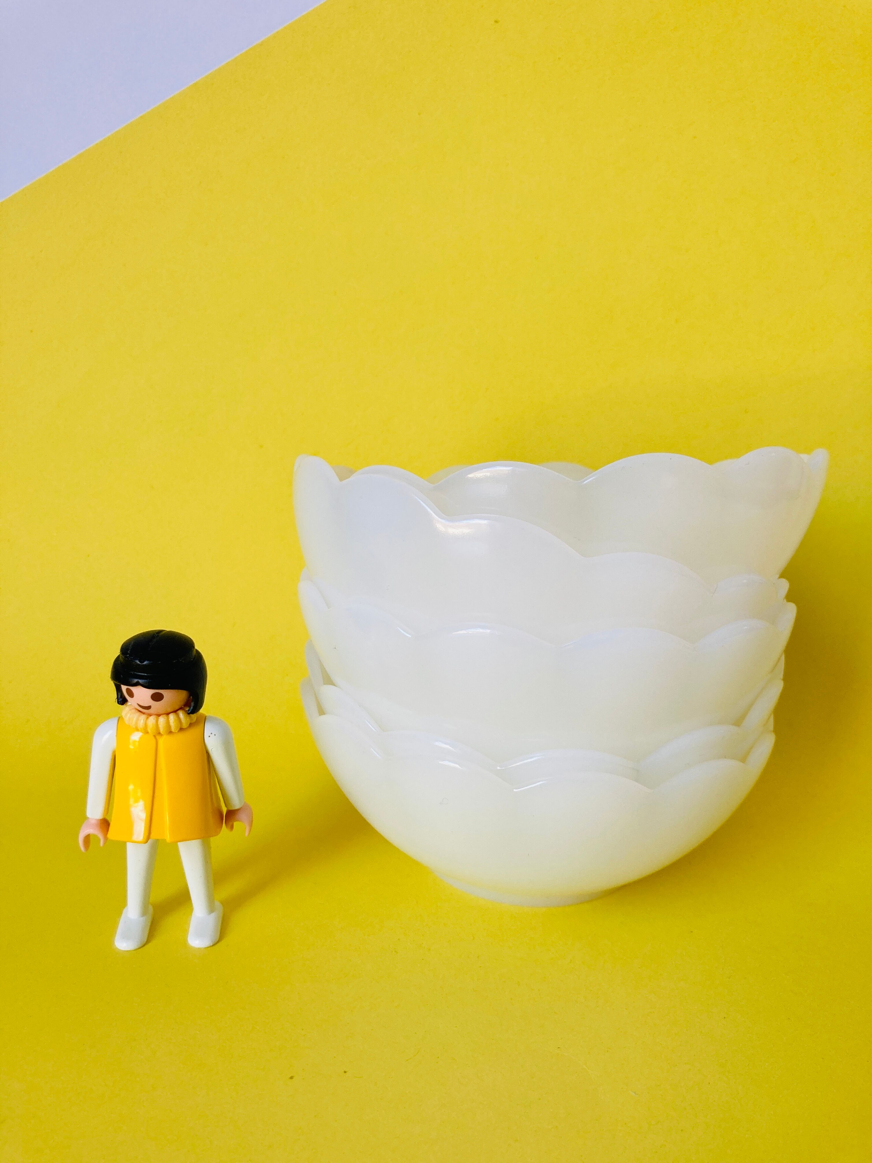 5 bowls in white glass