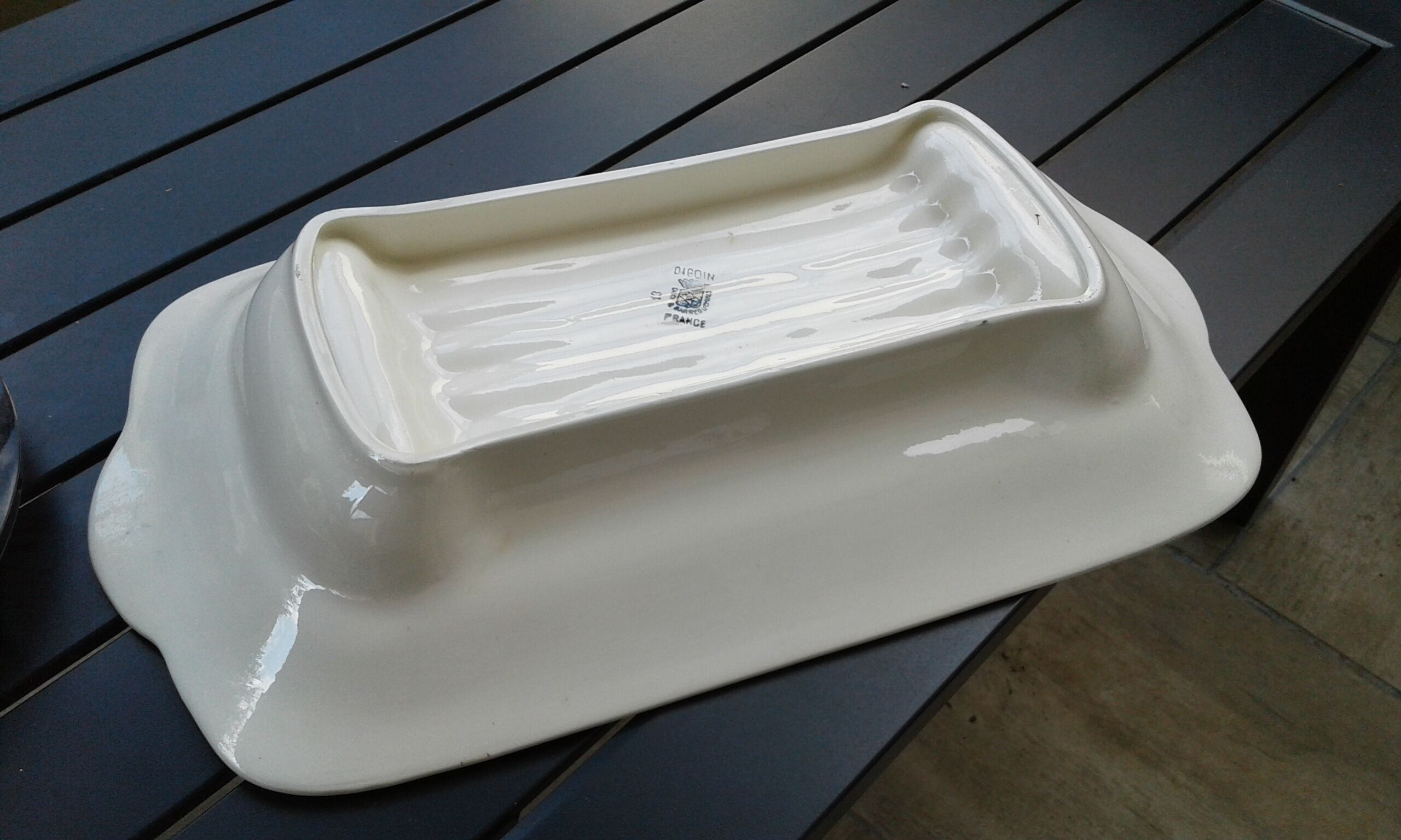 Great asparagus dish. Barbotine . Digoin Sarreguemines