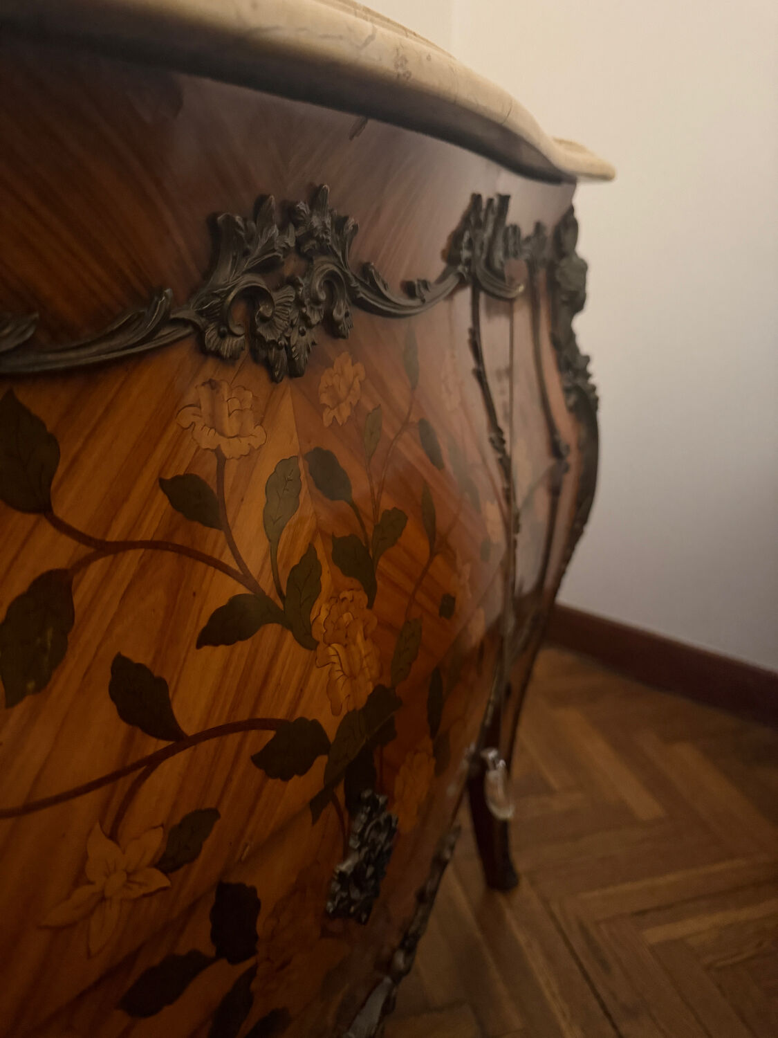 Curved chest of drawers in Louis XV / Napoleon III style