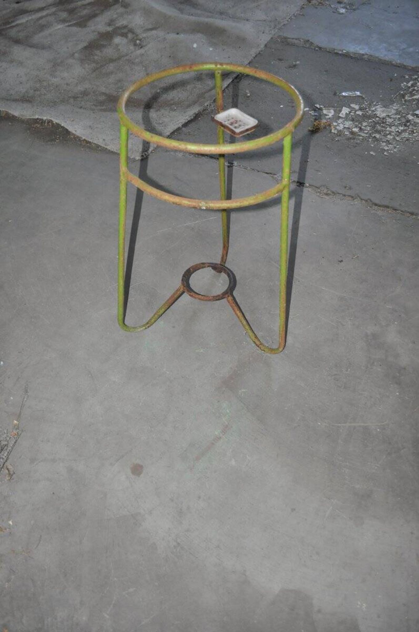 Vintage green circular iron jardinière from Hungary, 1940s, with a tripod base.