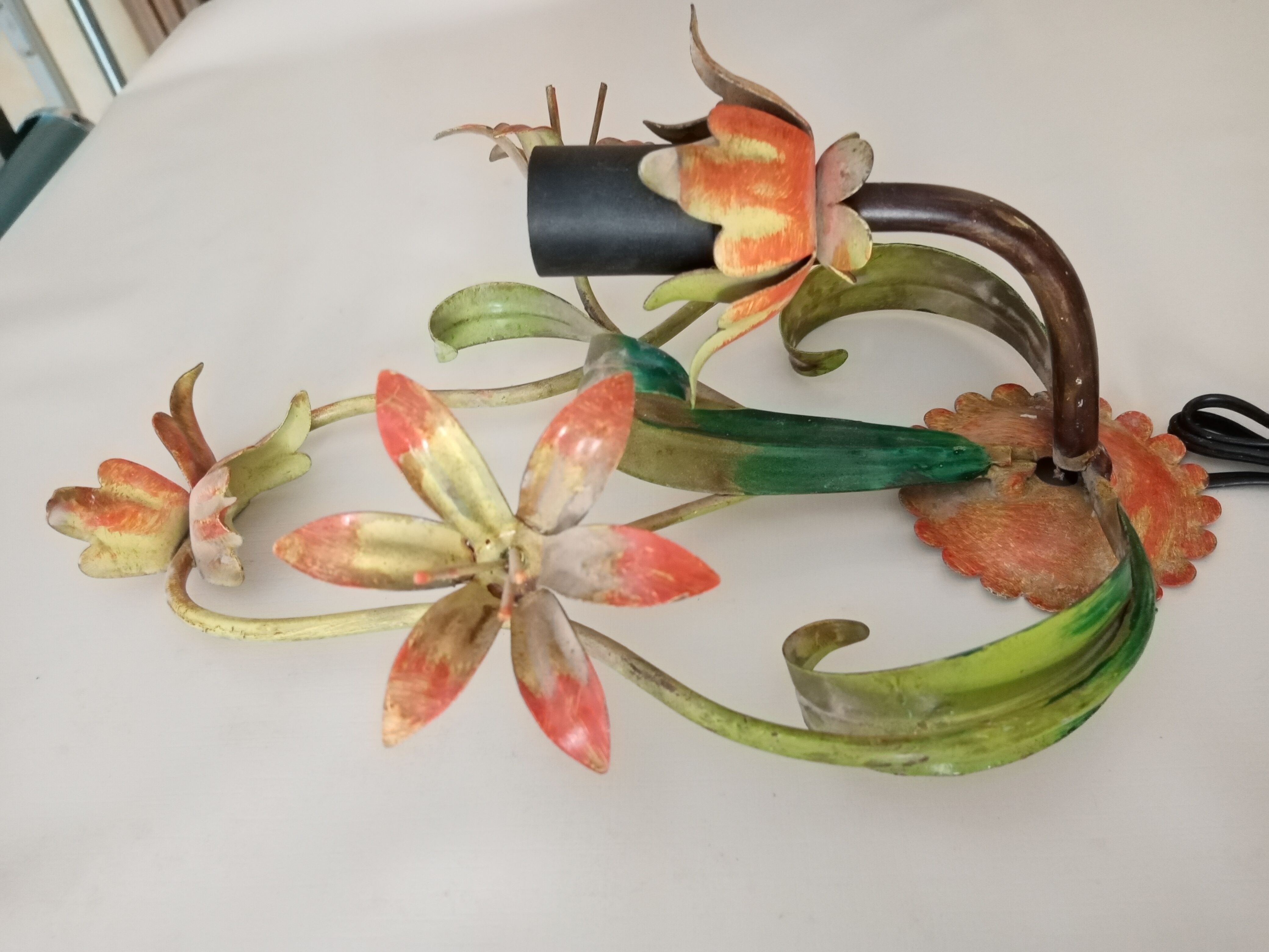 Pair to sconces metal floral decoration