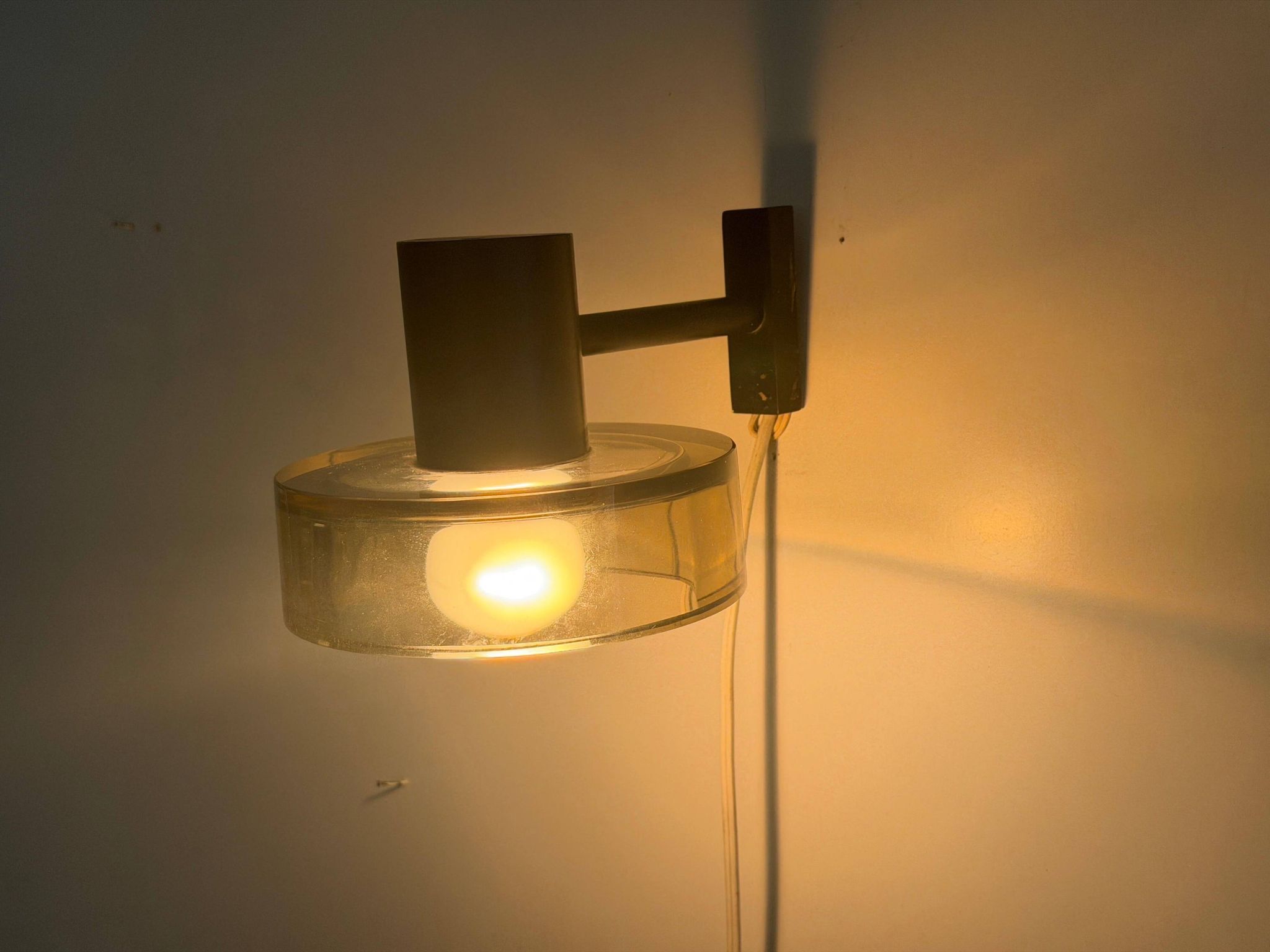 Simple wall light in glass and yellow-brown metal by Seguso, 1950s, Italy.