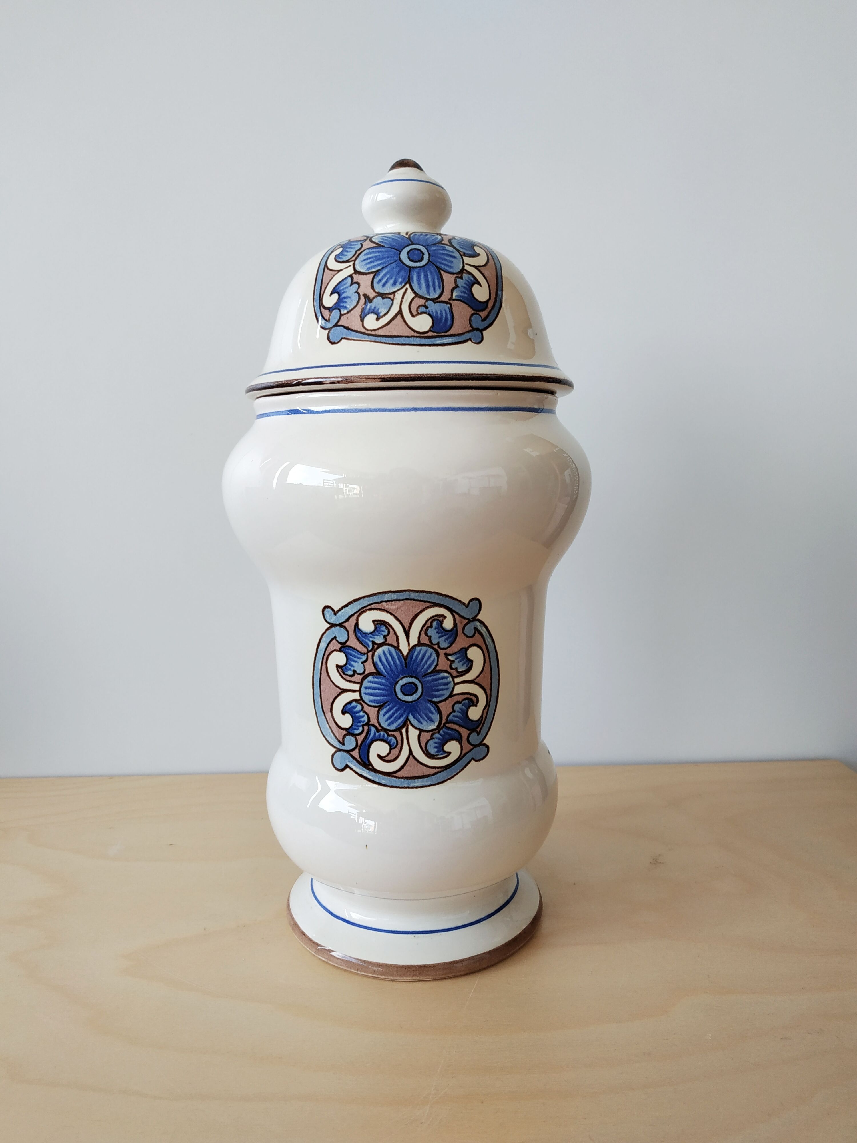 Pharmacy pot, Saint-Clement