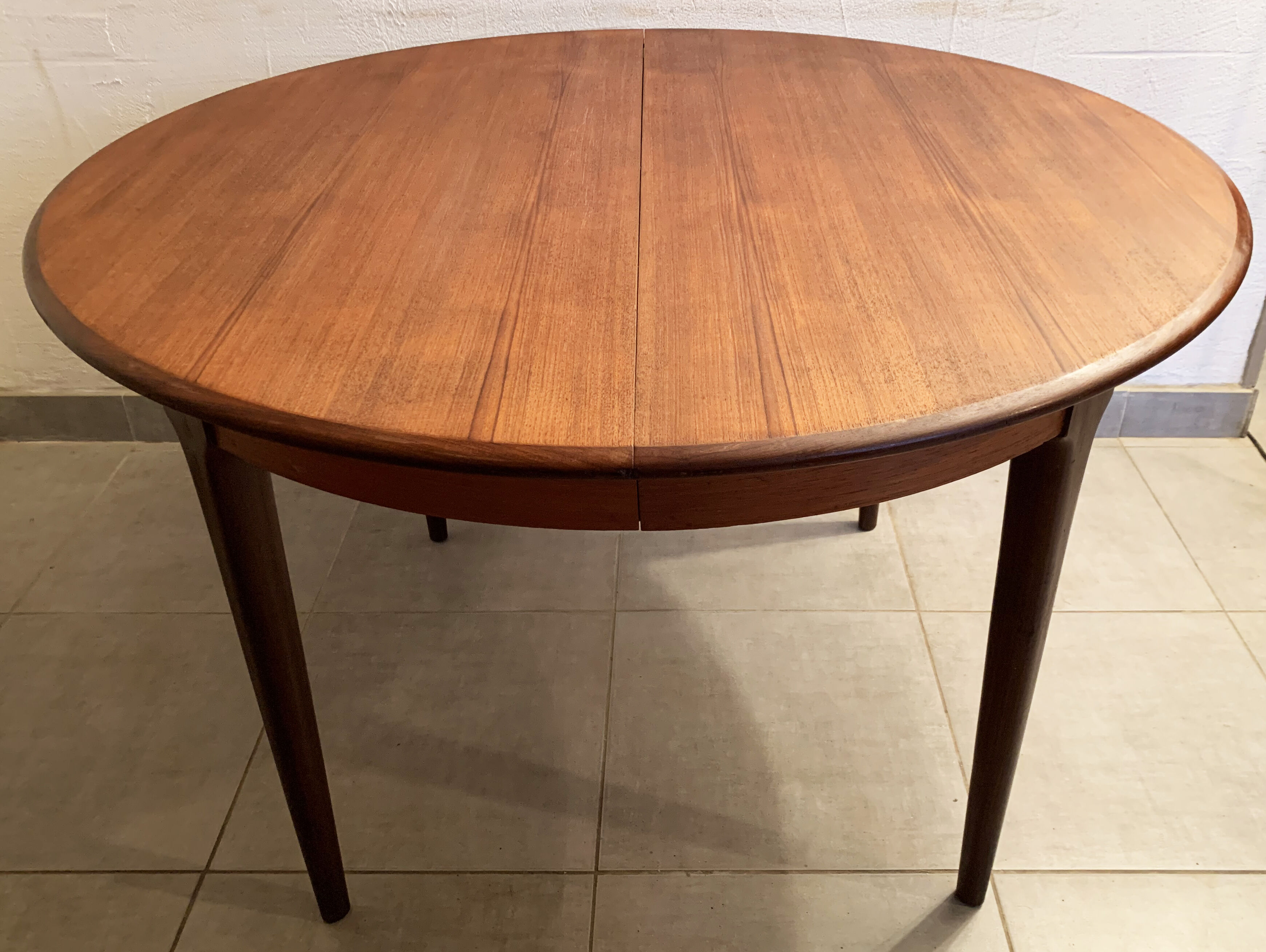Round dining table with Scandinavian and Danish design in extendable teak from the 60s