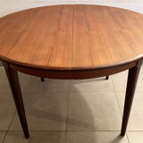 Round dining table with Scandinavian and Danish design in extendable teak from the 60s