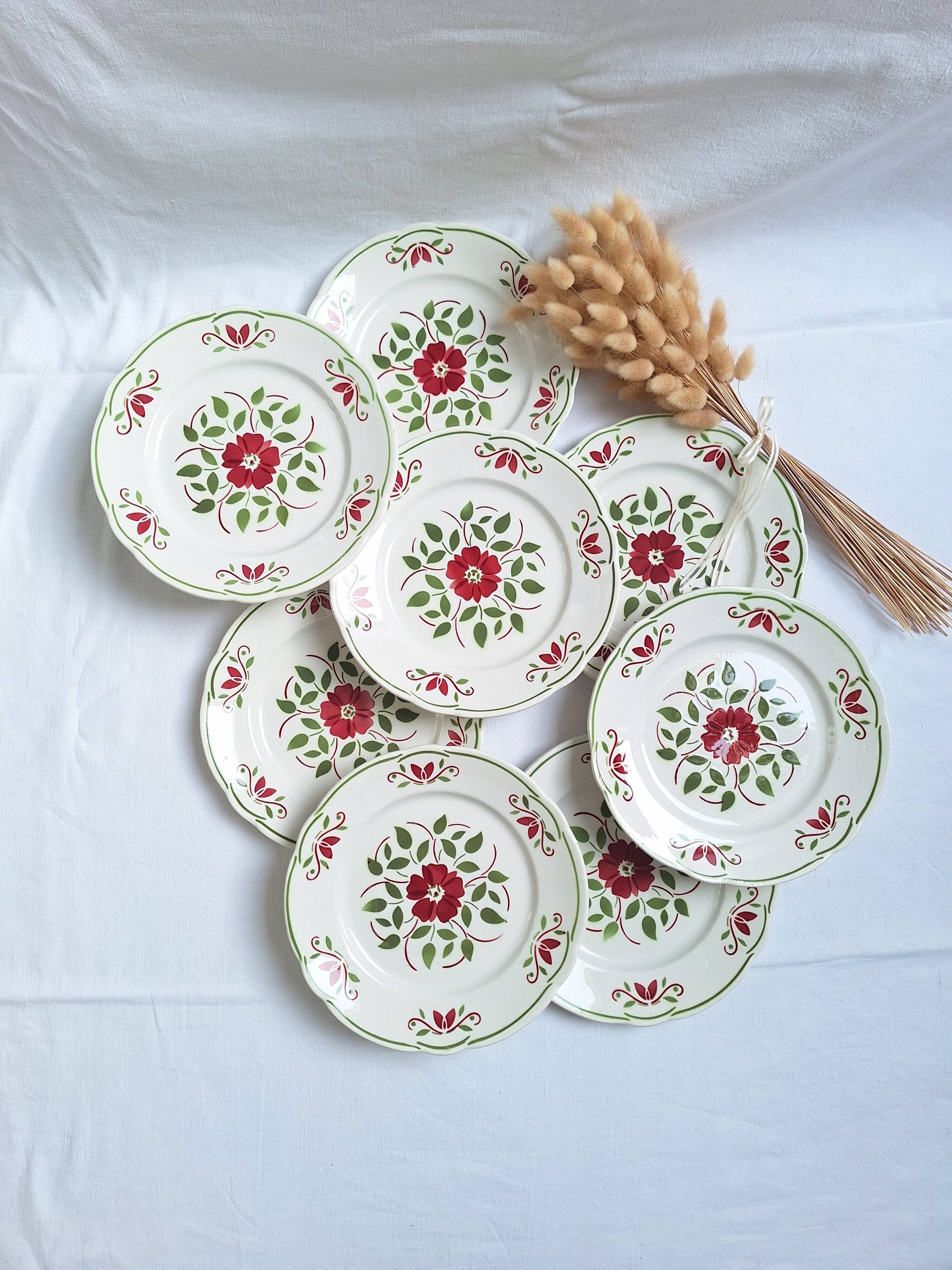 Assiettes plates vertes et bordeaux des années 50's