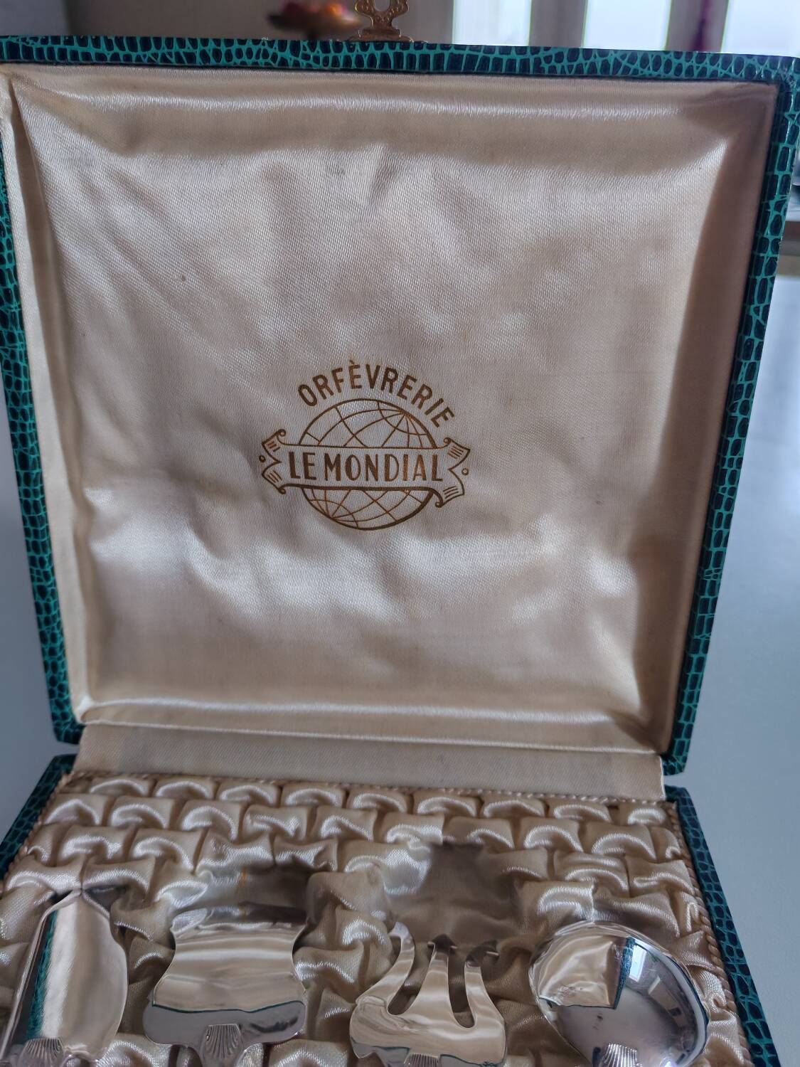 4 silver-plated metal serving utensils with case