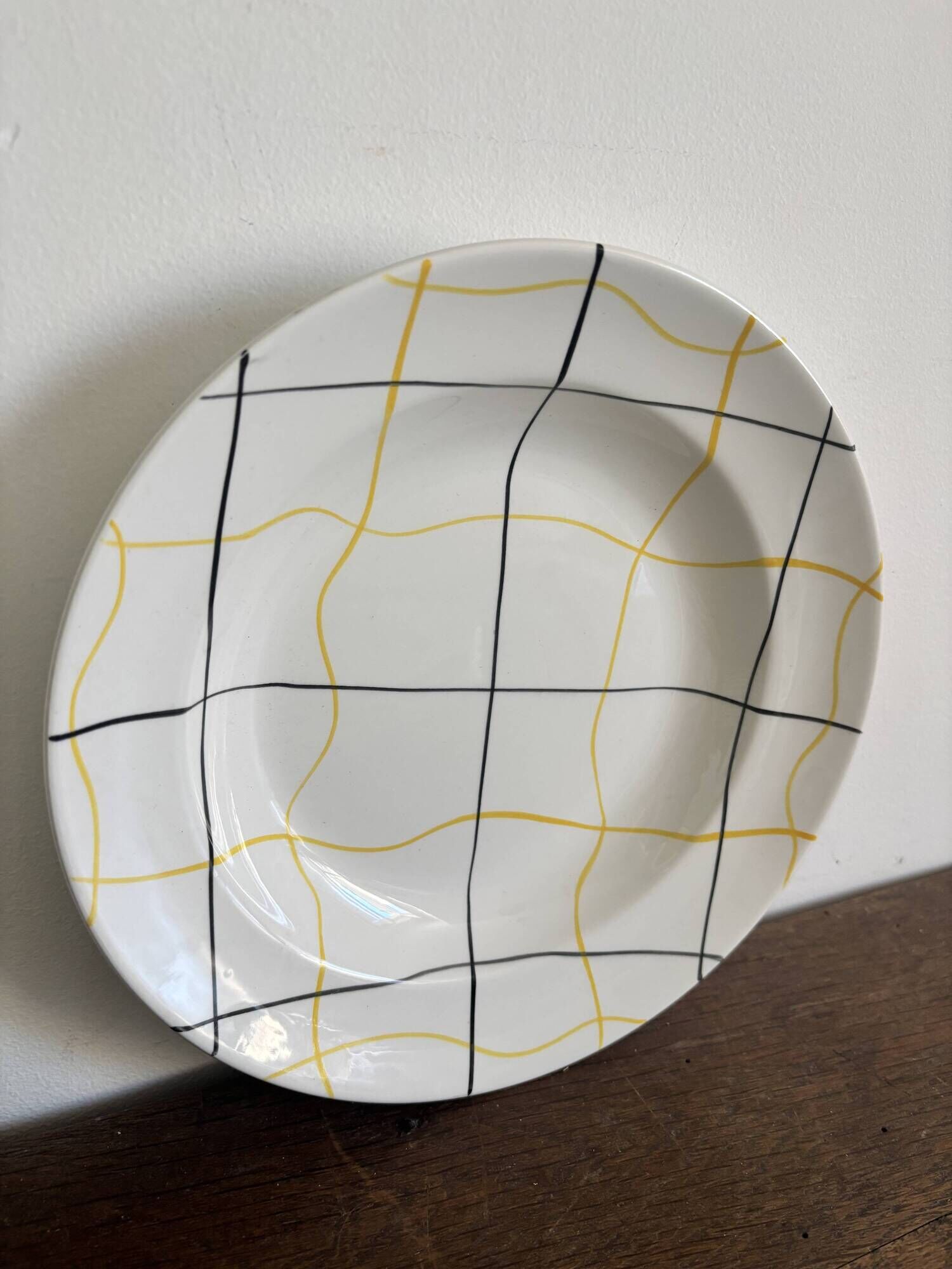 Vintage Longchamp France service – 18 graphic plates from the 1950s.